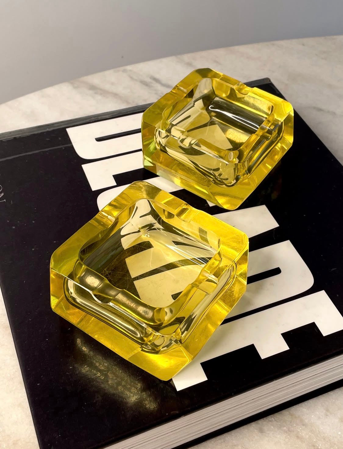 Cinzeiro Vintage quadrado de cristal amarelo (valor unitário) 