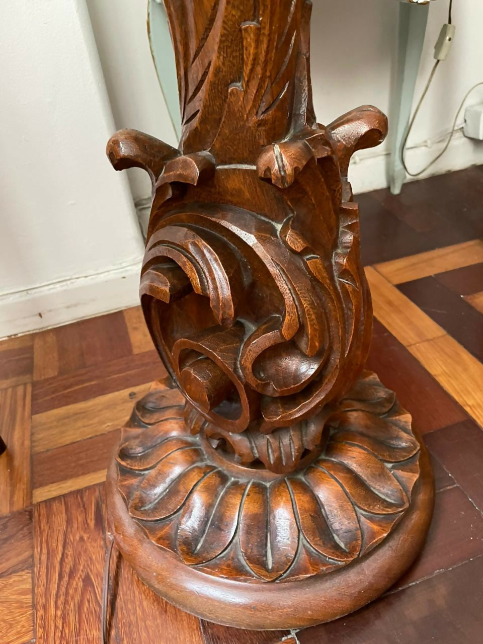 Gigante Abajur Tocheiro de Chão em Jacarandá Entalhado Século XIX