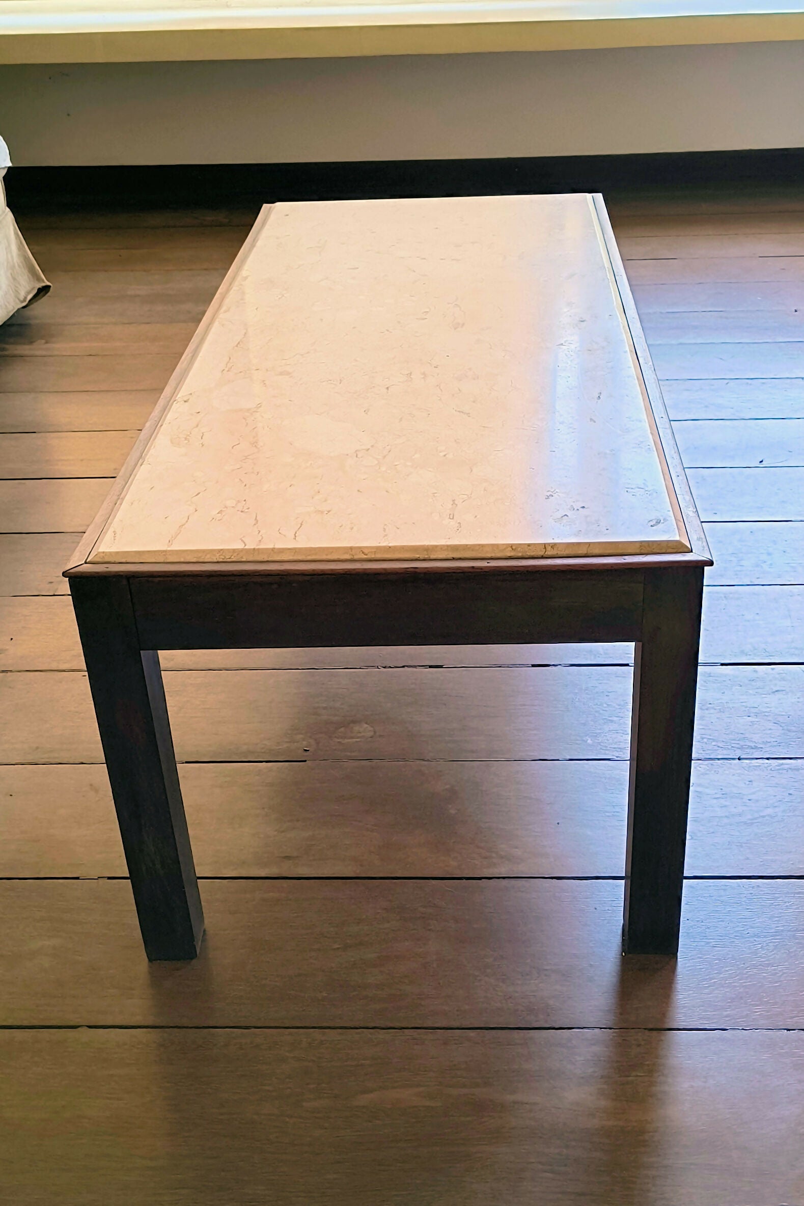 Mesa de centro com tampo de pedra