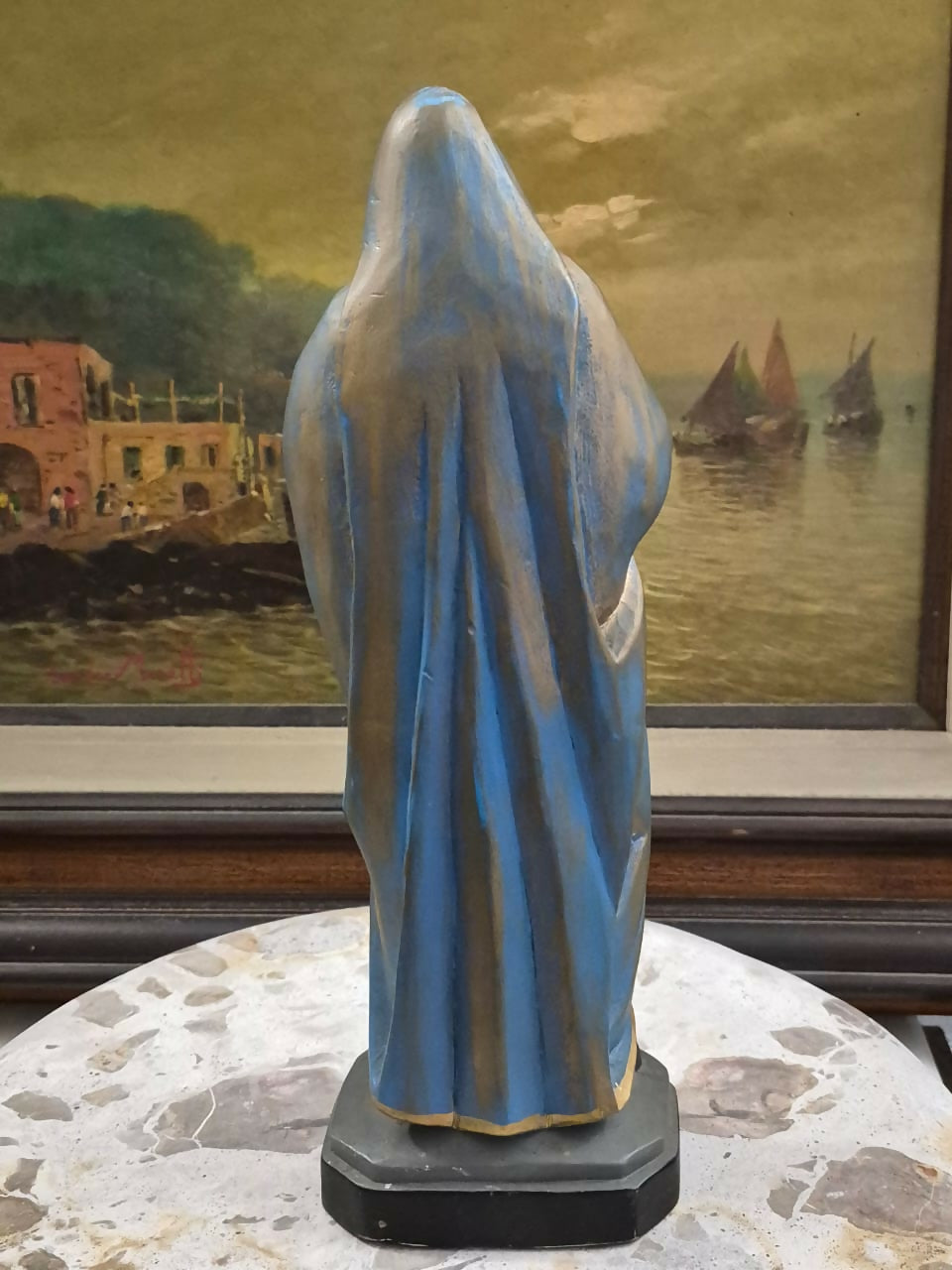 Escultura talhada em madeira, assinada pelo santeiro José Bezerra, representando Nossa Senhora das Dores, com policromia esmaltada.
