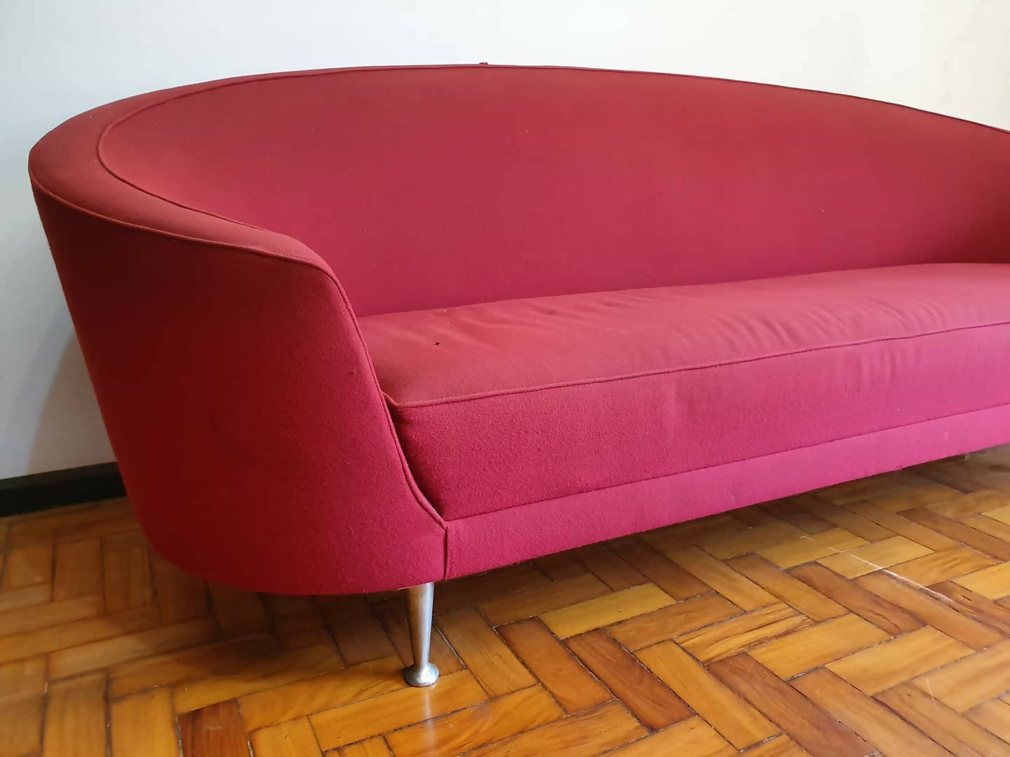 Sofa Italiano Parisi design em tecido vermelho 