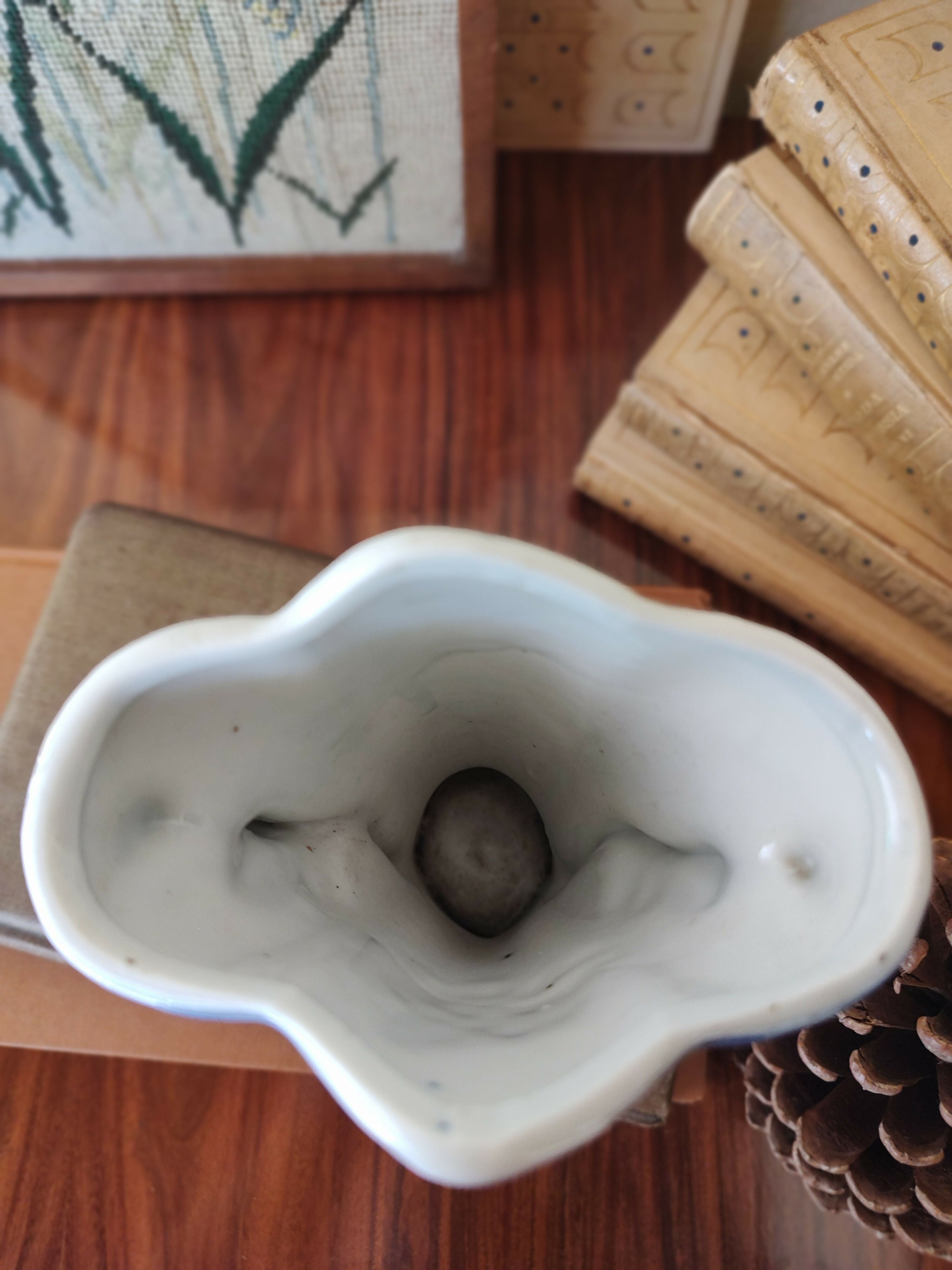 Antiga floreira / vaso em porcelana com detalhes dourados