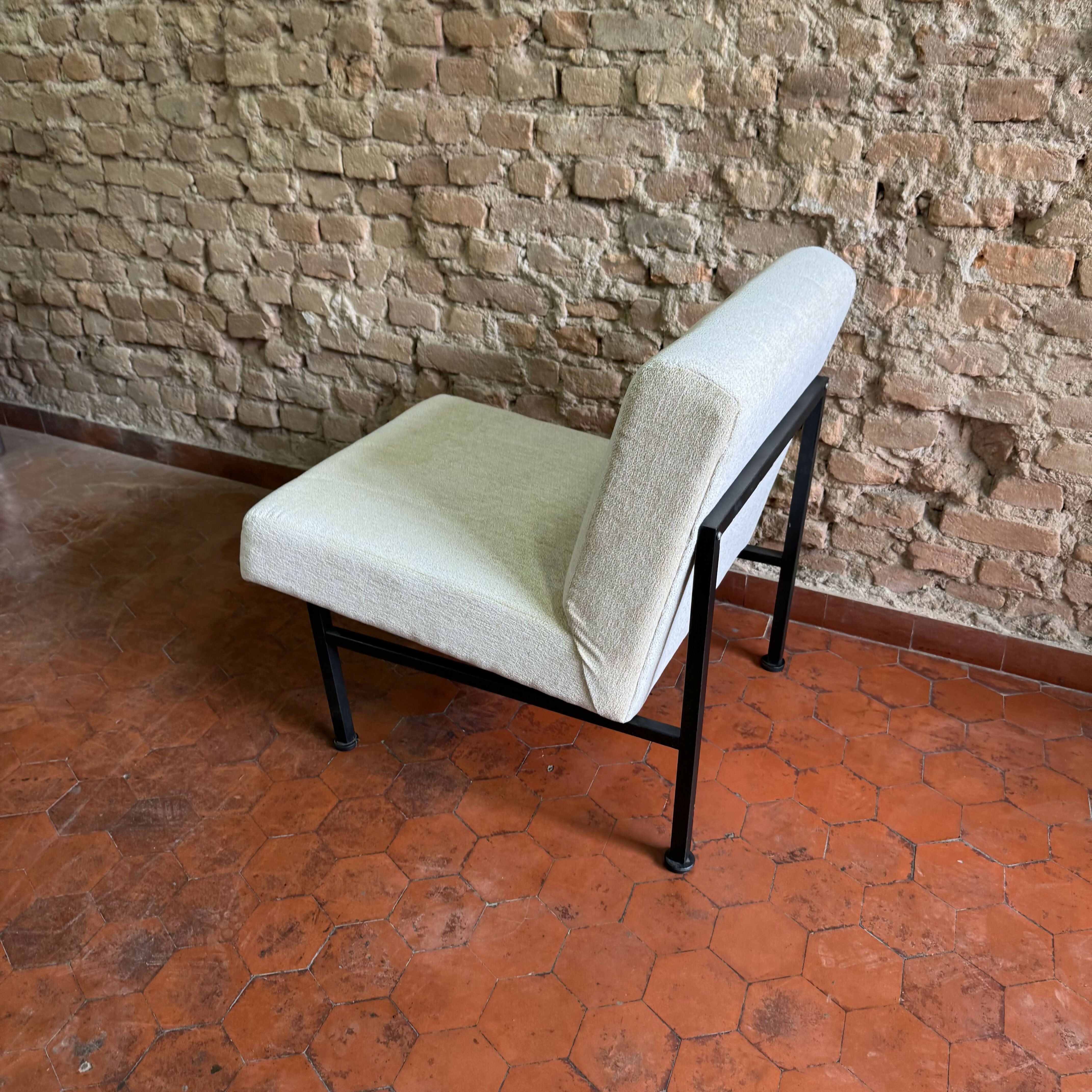 Poltrona antiga em linhão off White - restaurada