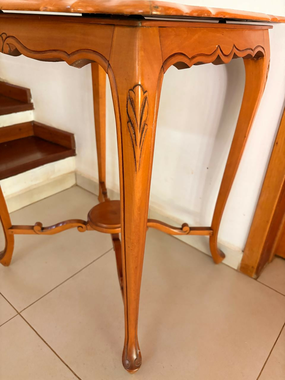 Mesinha clássica alta e elegante.
