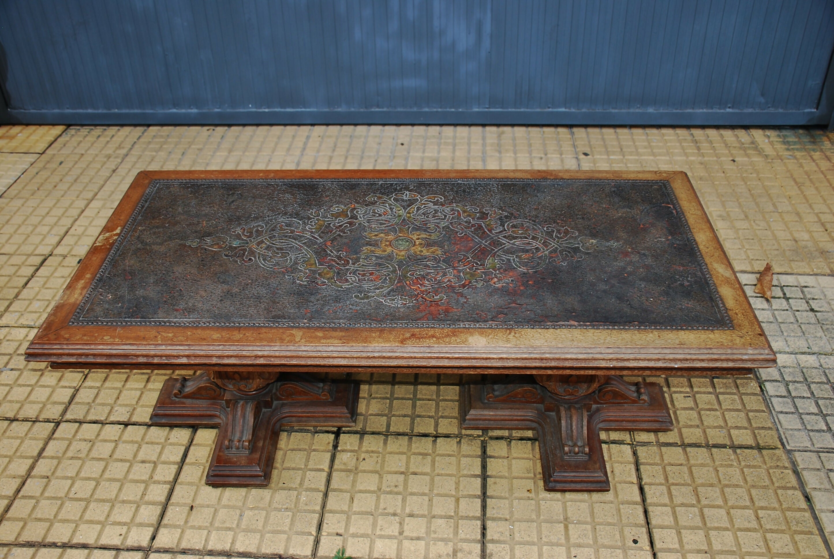 mesa de centro anos 60/70 tampo de couro desgaste do tempo