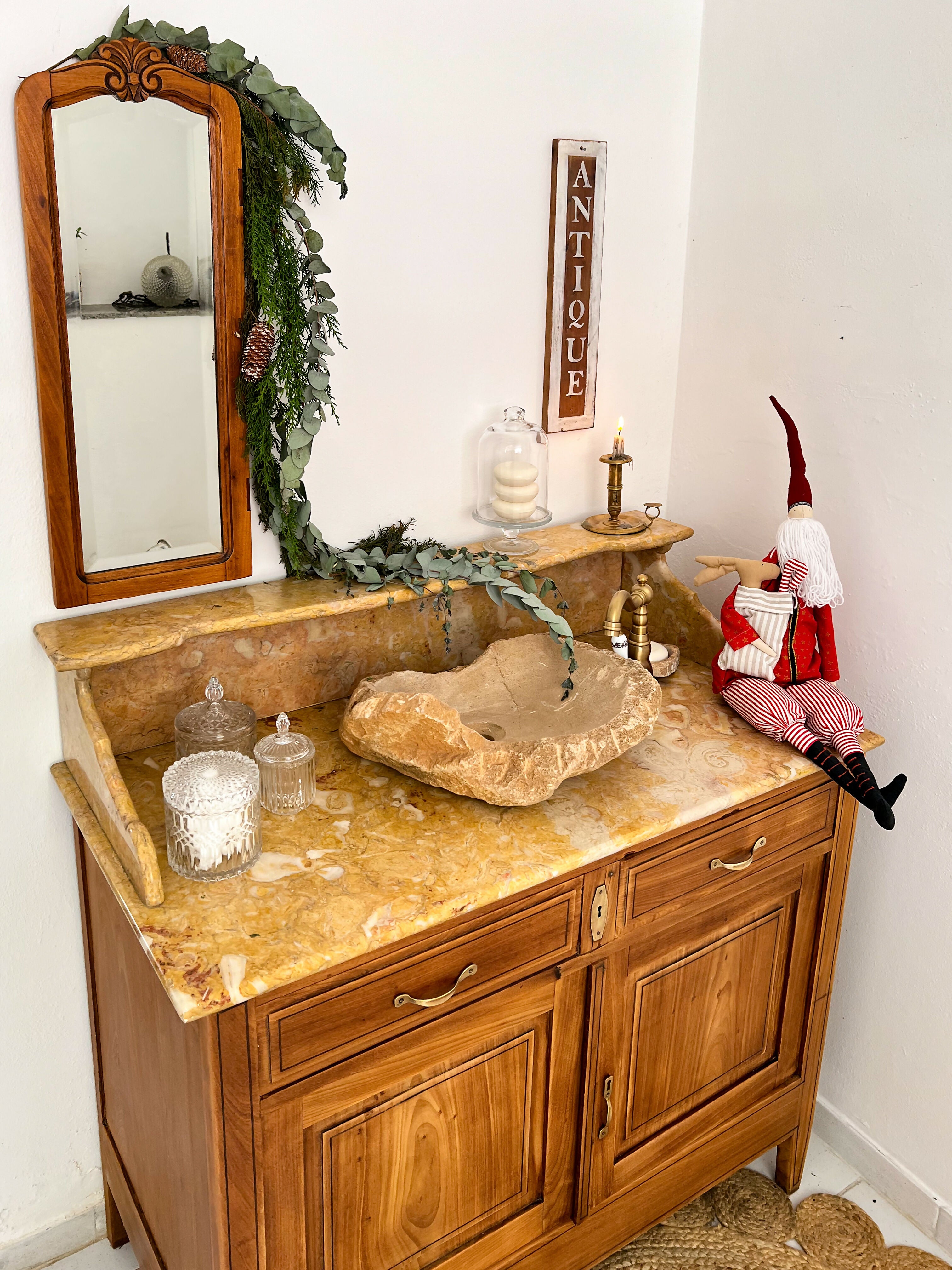 Móvel lavabo em. madeira marchetada e mármore