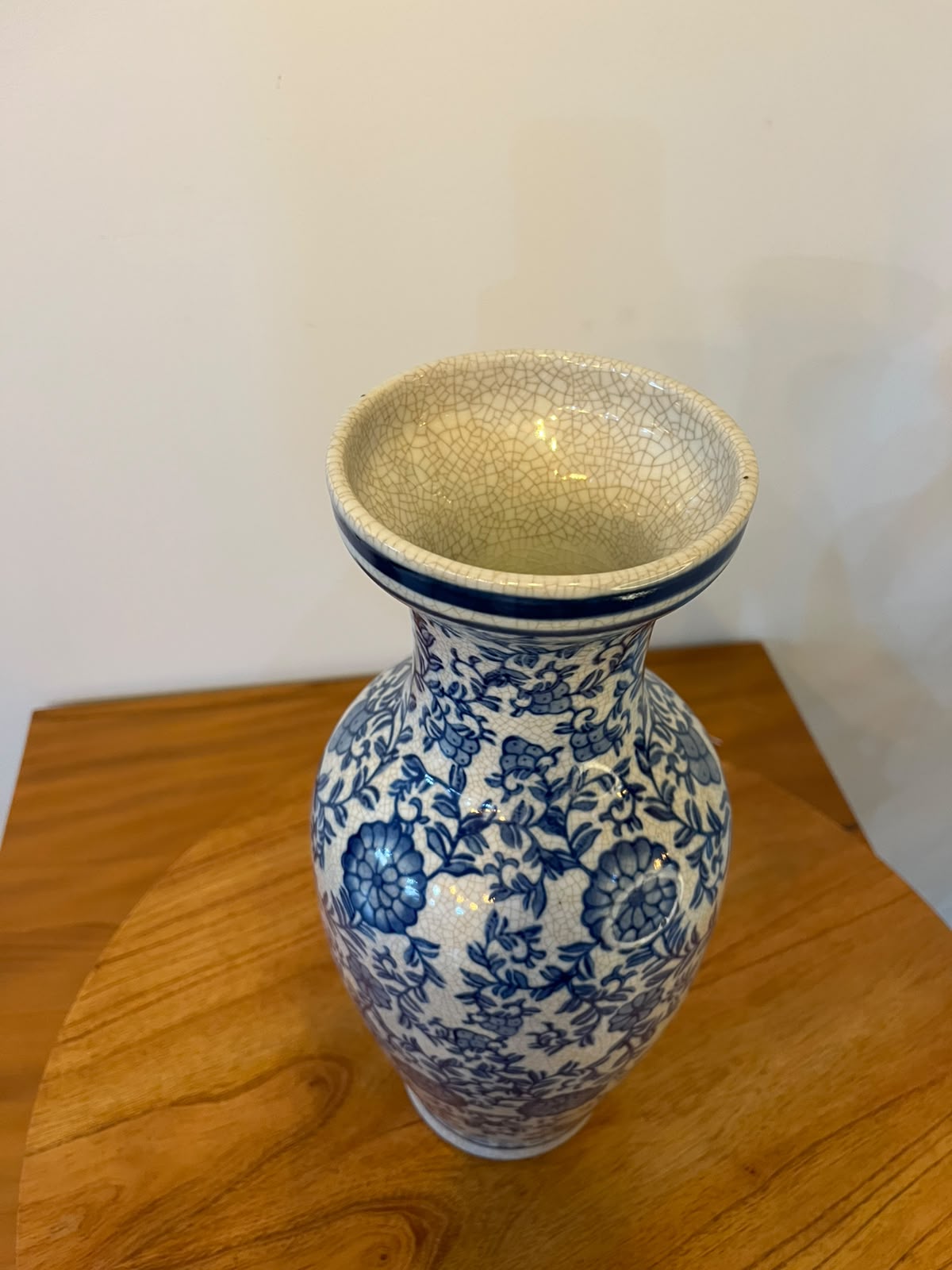 Vaso decorativo craquelado em cerâmica azul e branca com motivos florais – China – 37 cm