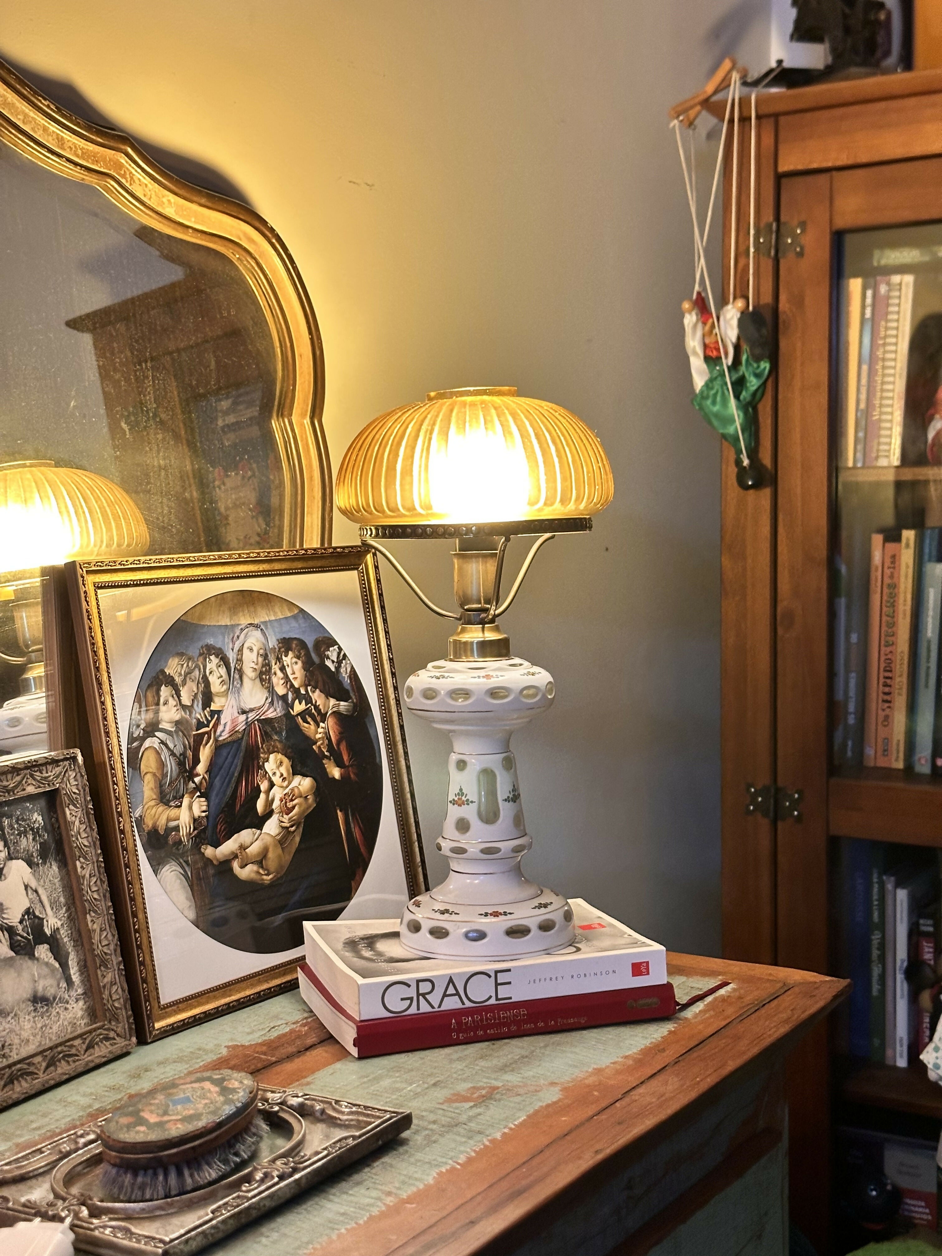 Maravilhoso e encantador abajur antigo em cristal overlay e pinturas de delicadas flores e cúpula em âmbar