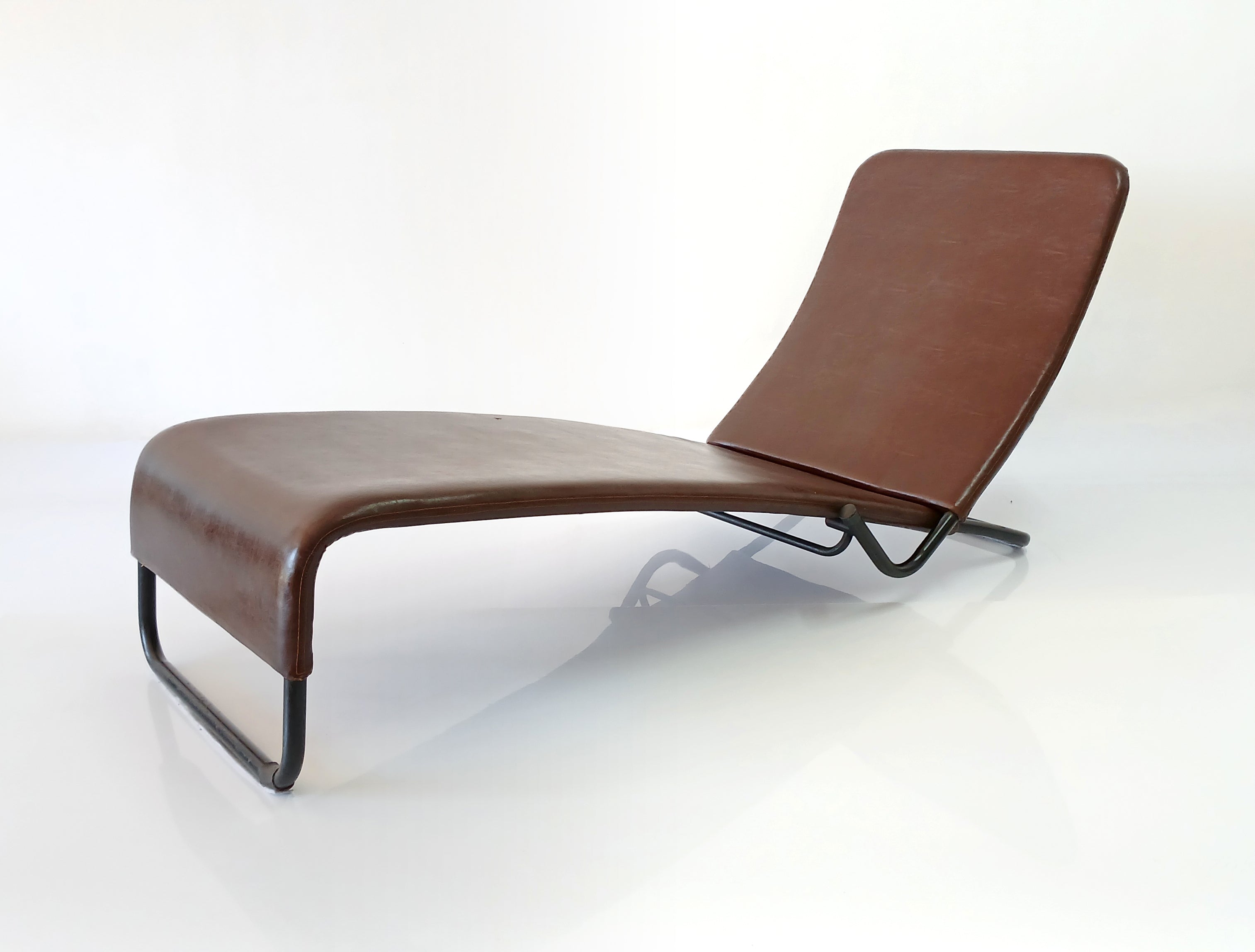 Chaise Longue Tuoli em couro marrom - projetada pelo designer finlandês Antti Nurmesniemi