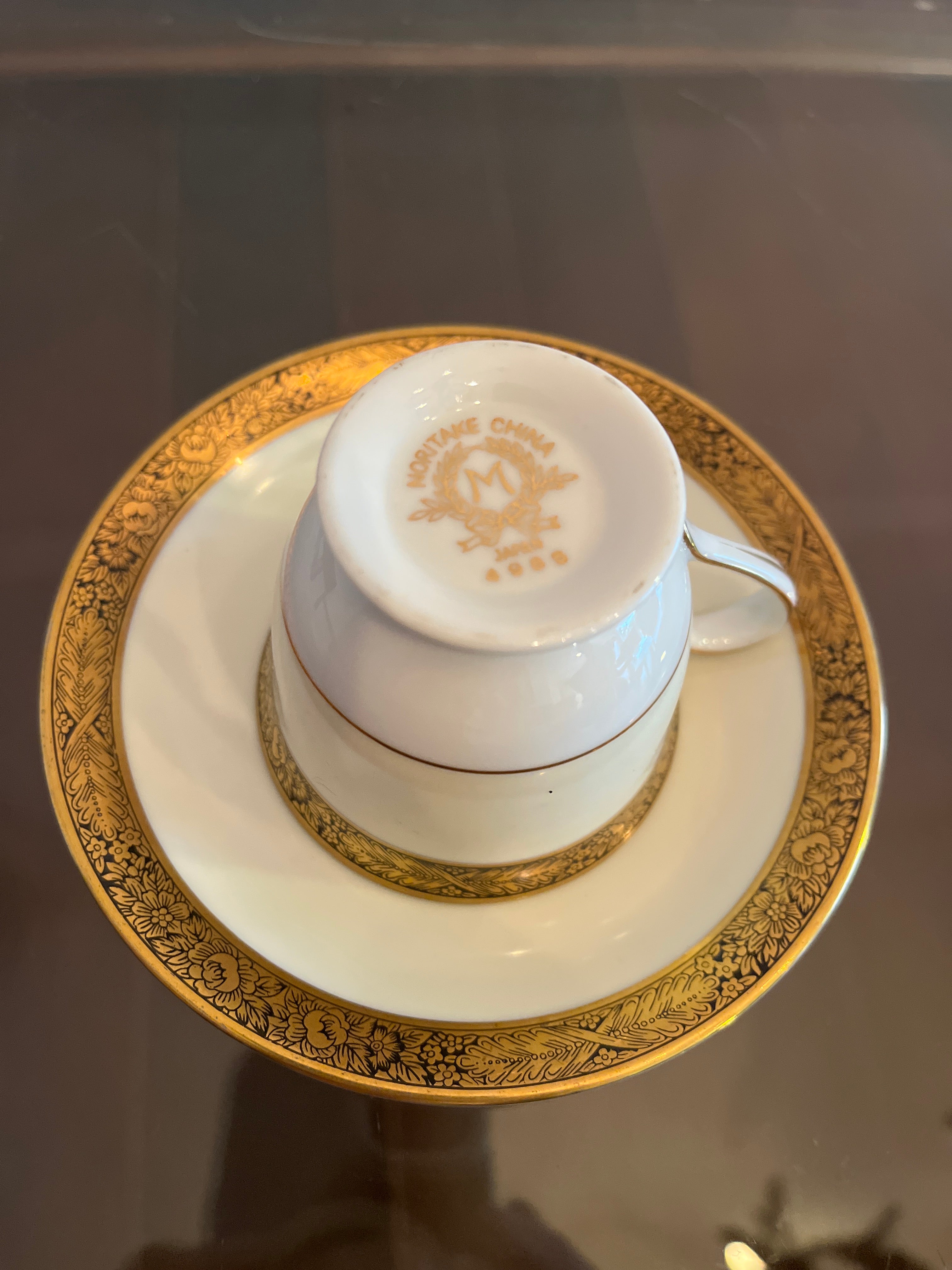 Xícara de café Noritake com detalhes florais em dourado 