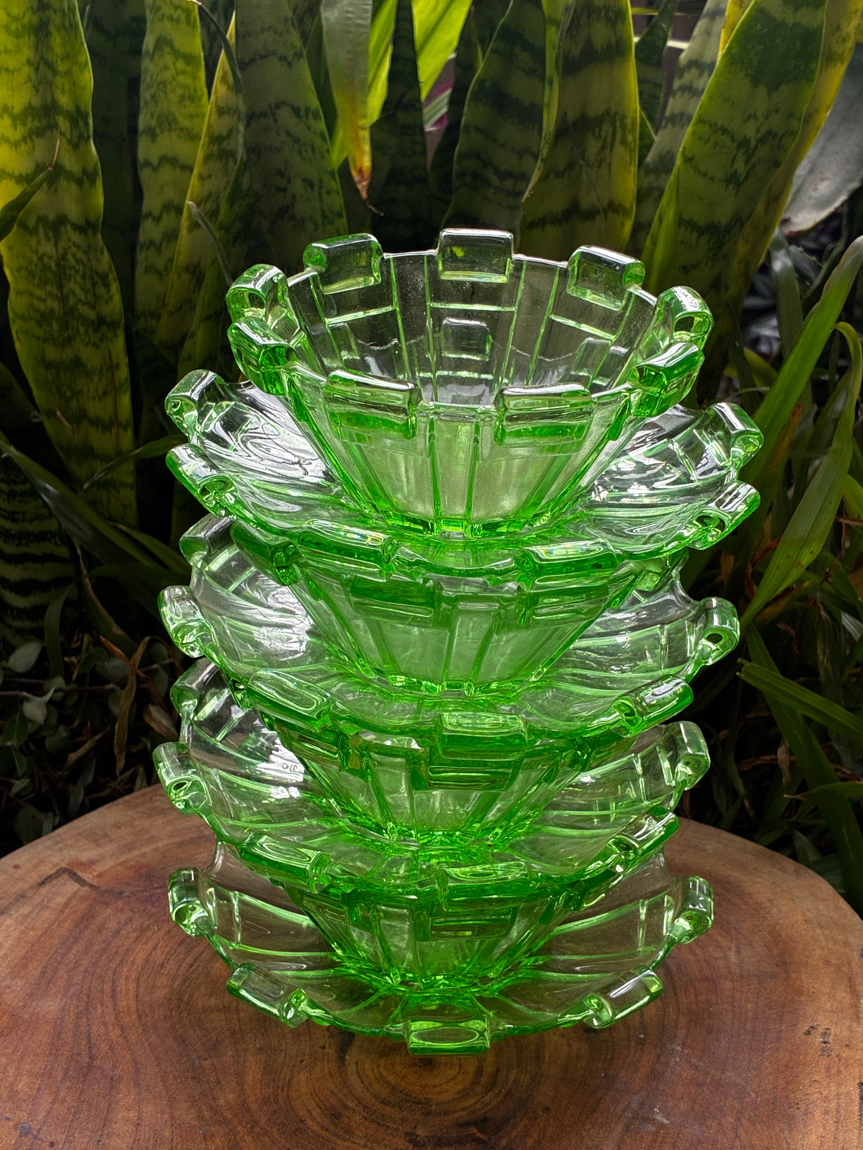 Conjunto de Sobremesa com quatro Tigelas com pires em vidro verde texturizado 