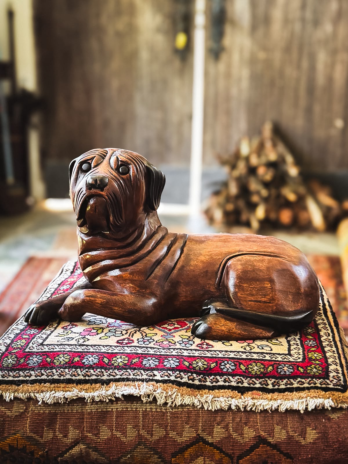 Grande Escultura de Cachorro em Madeira Entalhada, Século XX