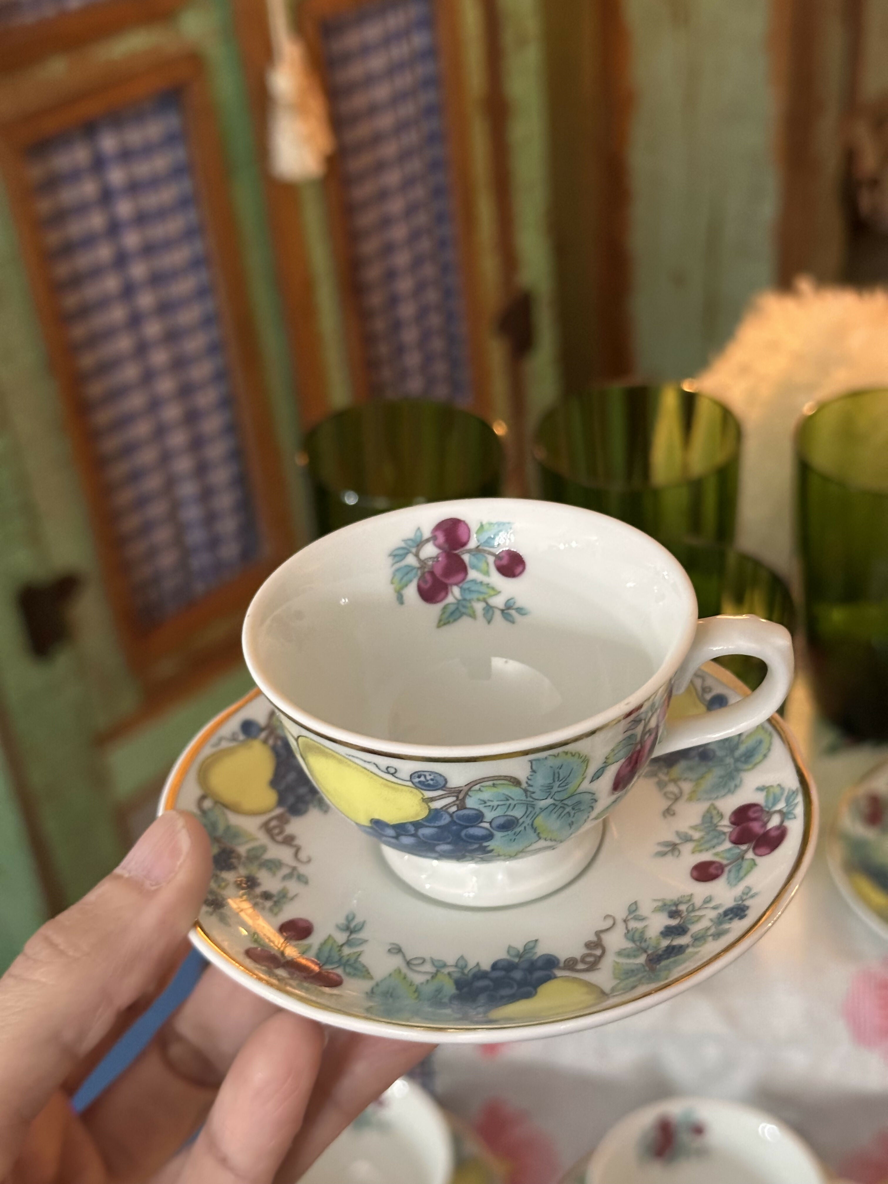 Maravilhoso jogo de xícaras de café vintage Schmidt de frutinhas com bordas em ouro - 12 peças