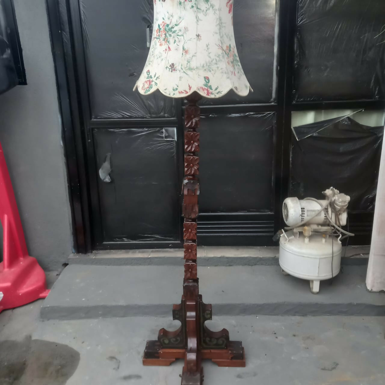 Abajur / Luminária de chão com madeira entalhada