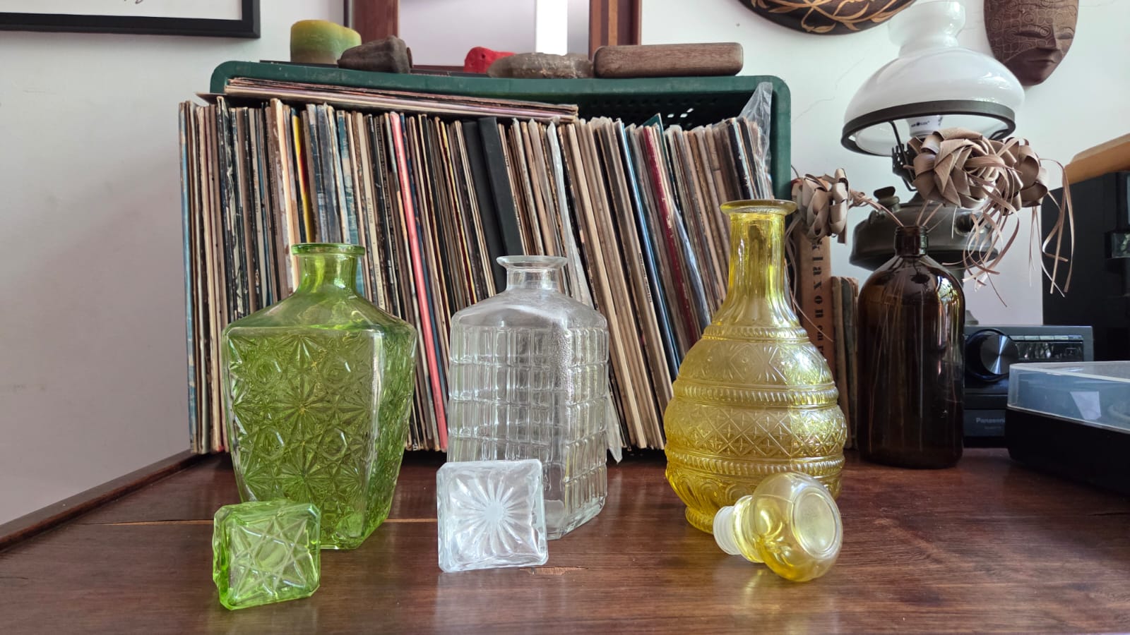 Trio de Garrafas coloridas de vidro texturizado com tampa (verde, amarelo, transparente) 