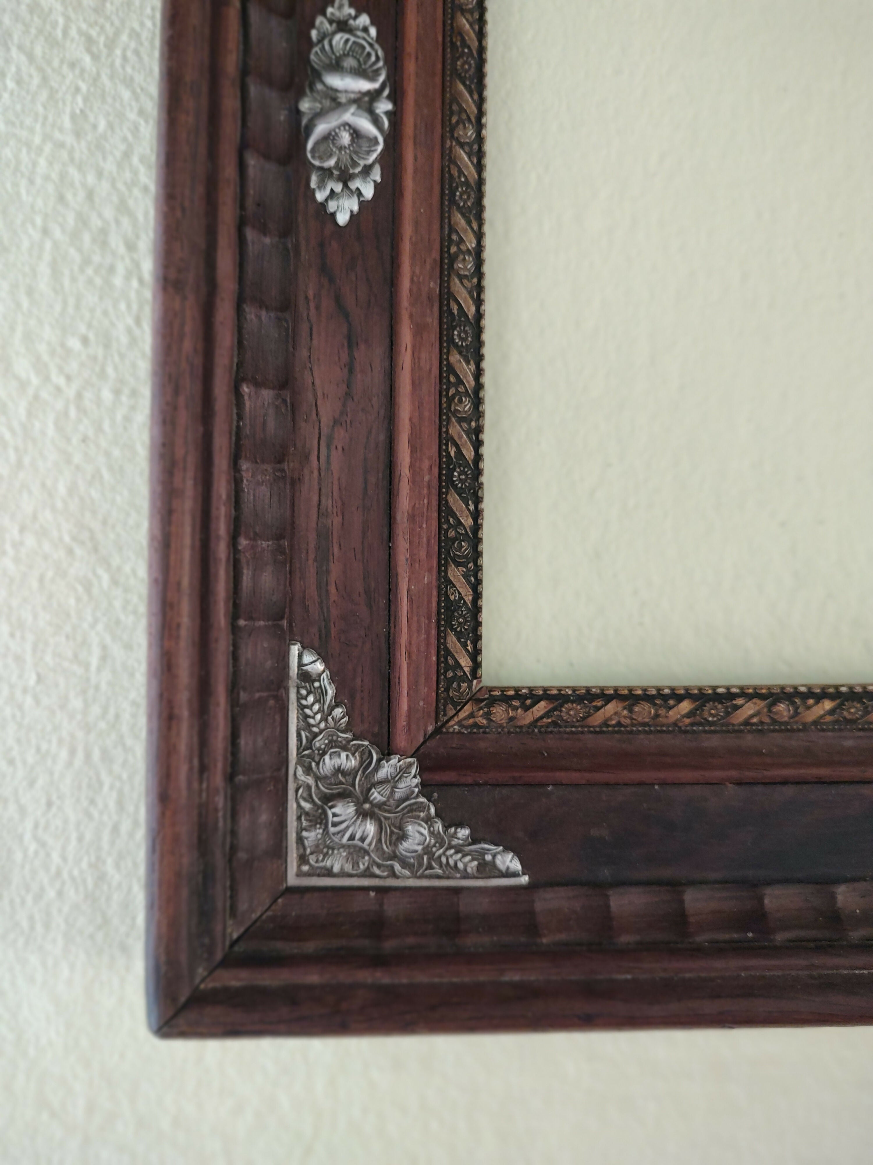 Antiga e Maravilhosa Moldura em Jacarandá Maciço com adornos florais em metal (46cm x 36cm)