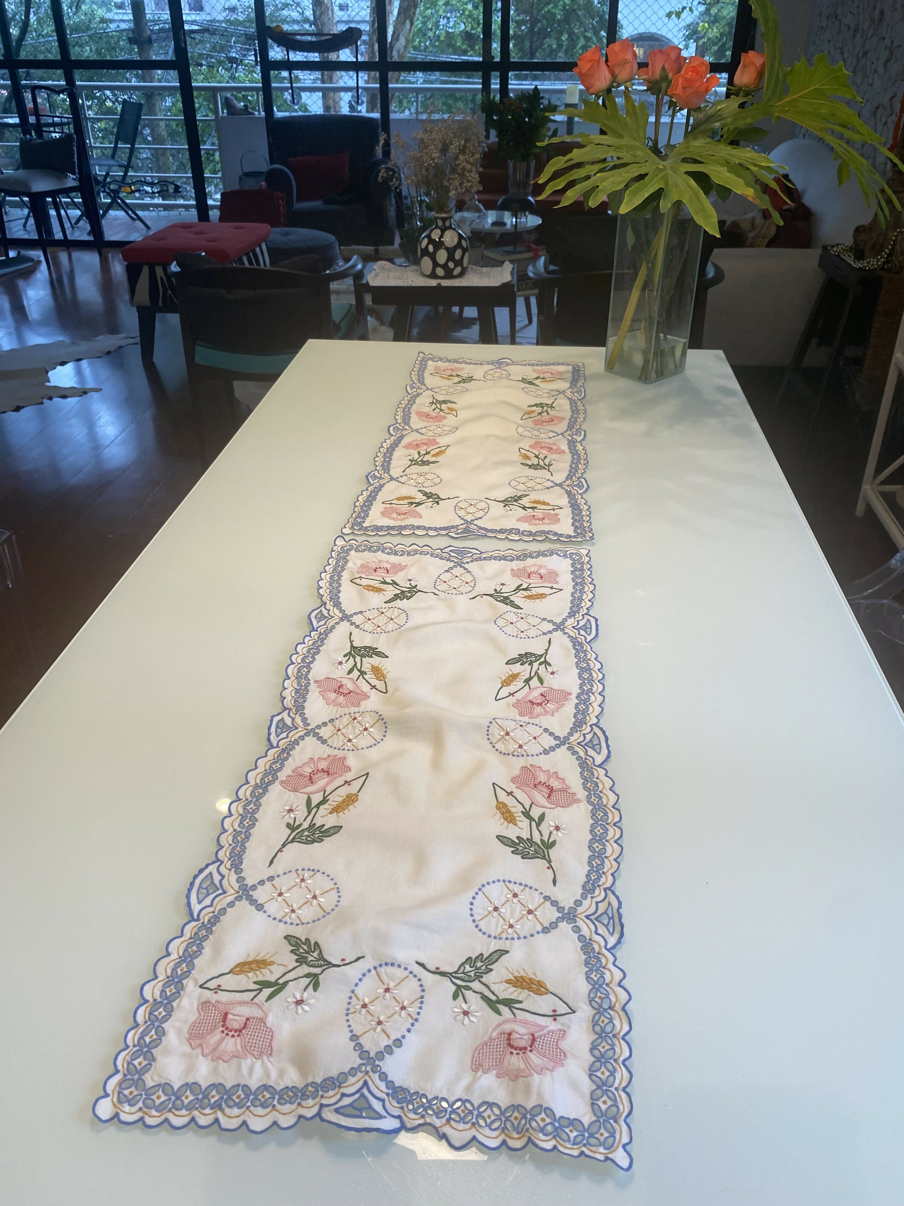 Lindo Caminho de Mesa Bordado à Mão (valor unitário)