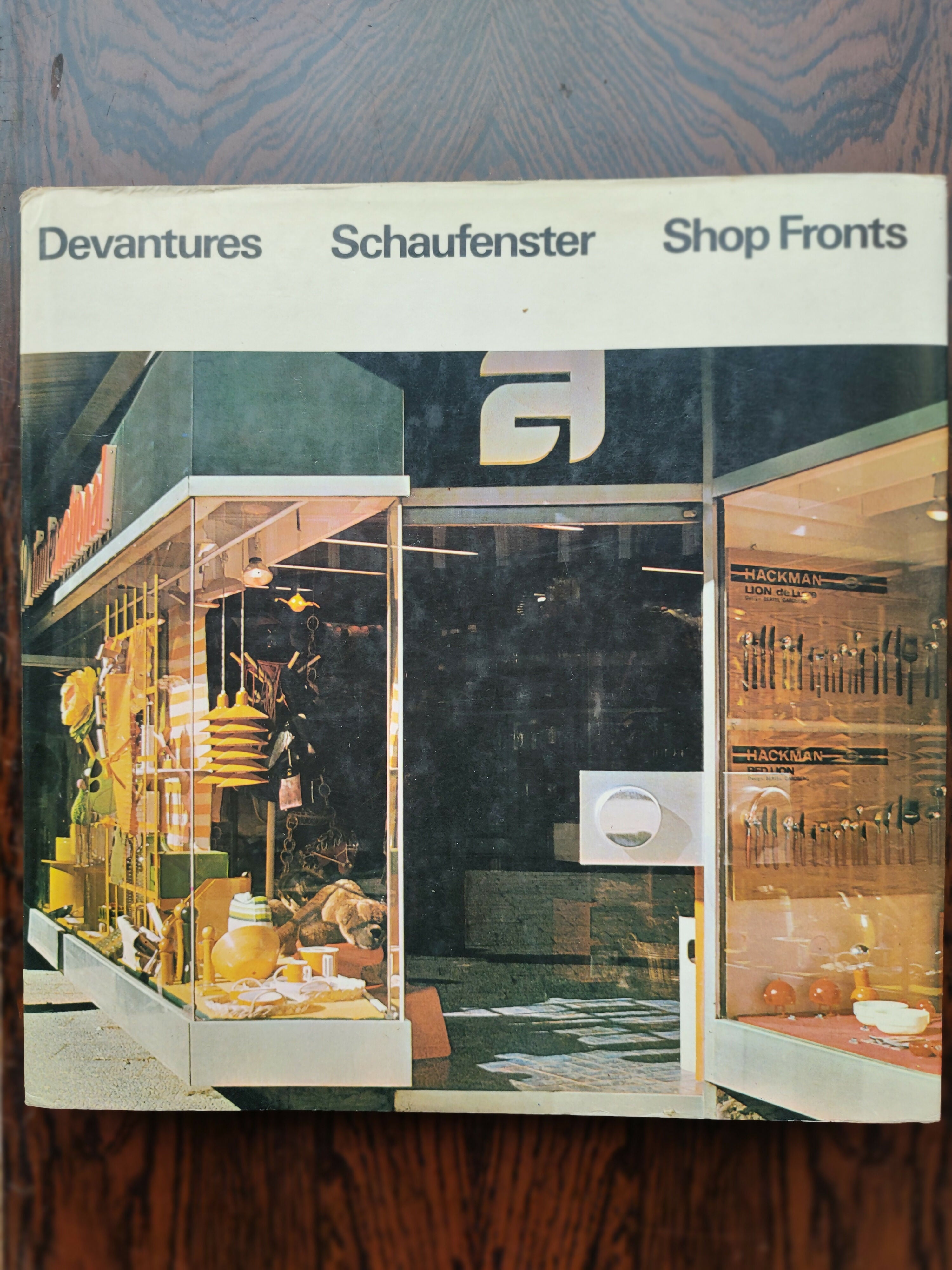 Livro sobre fachadas e vitrines comerciais de 1974 "Devantures / Schaufenster / Shop Fronts"