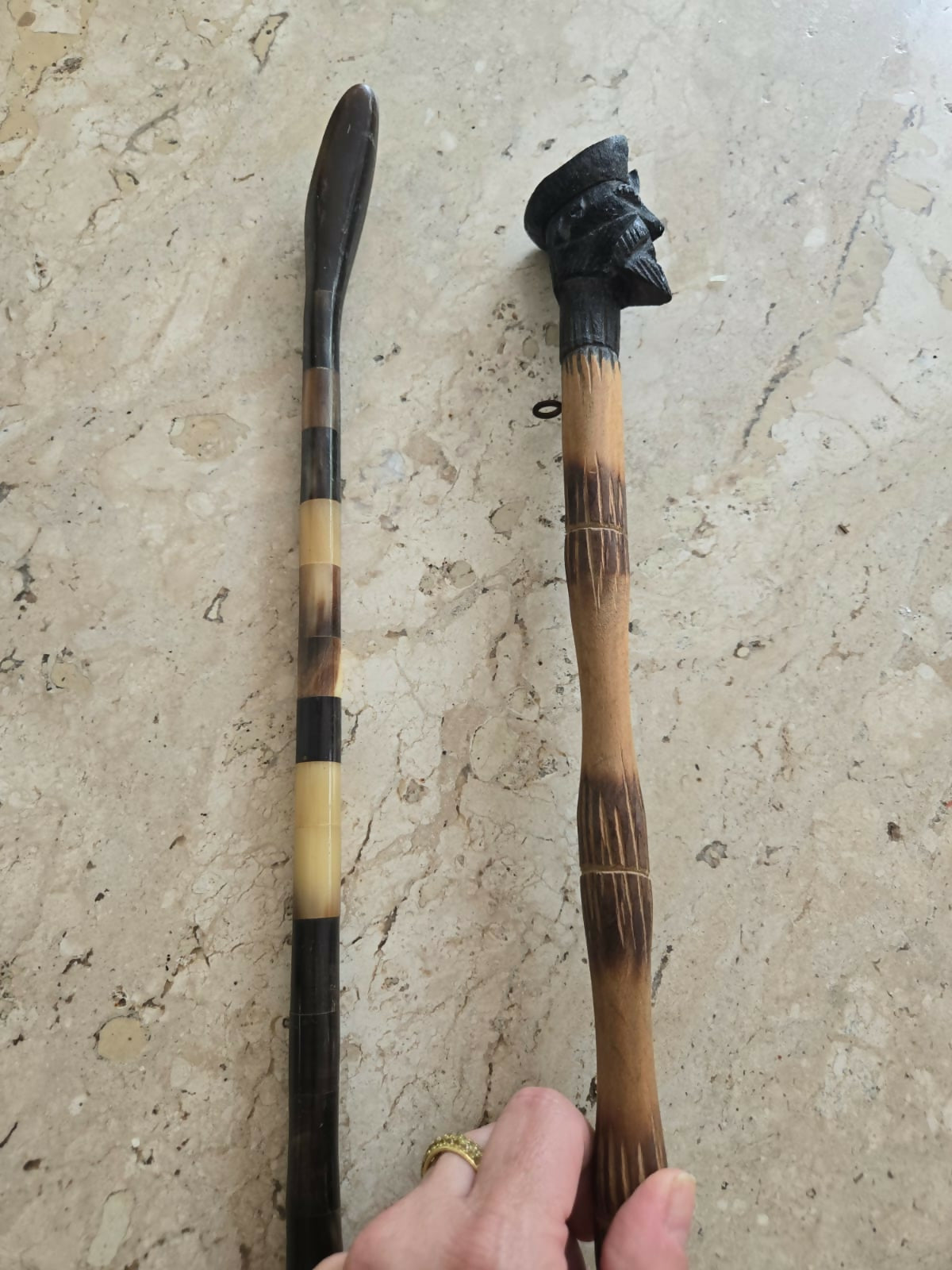 Par de calçadeiras antigas em chifre e madeira – c. 1930