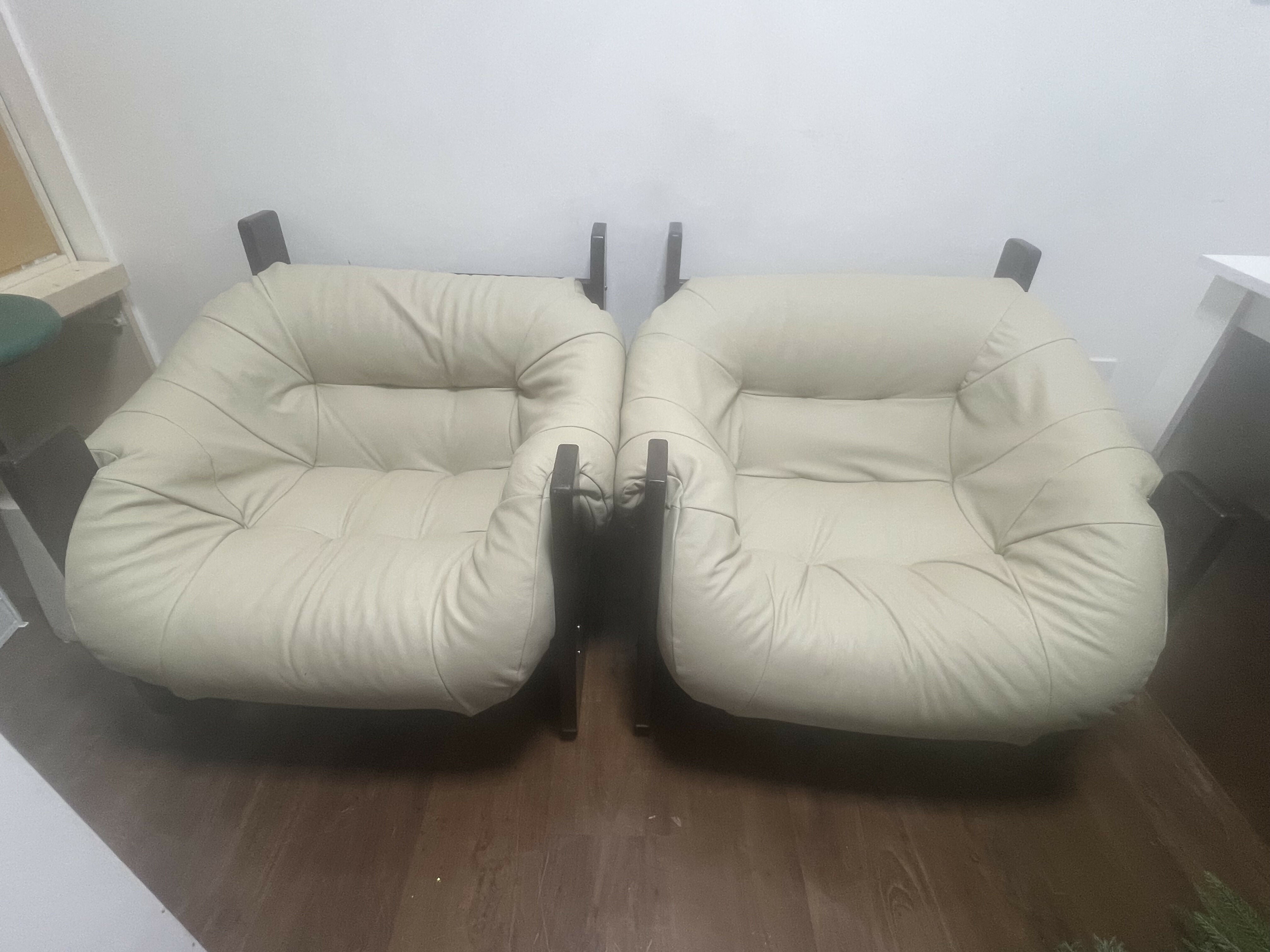 Par de Poltronas MP 97 em couro off white