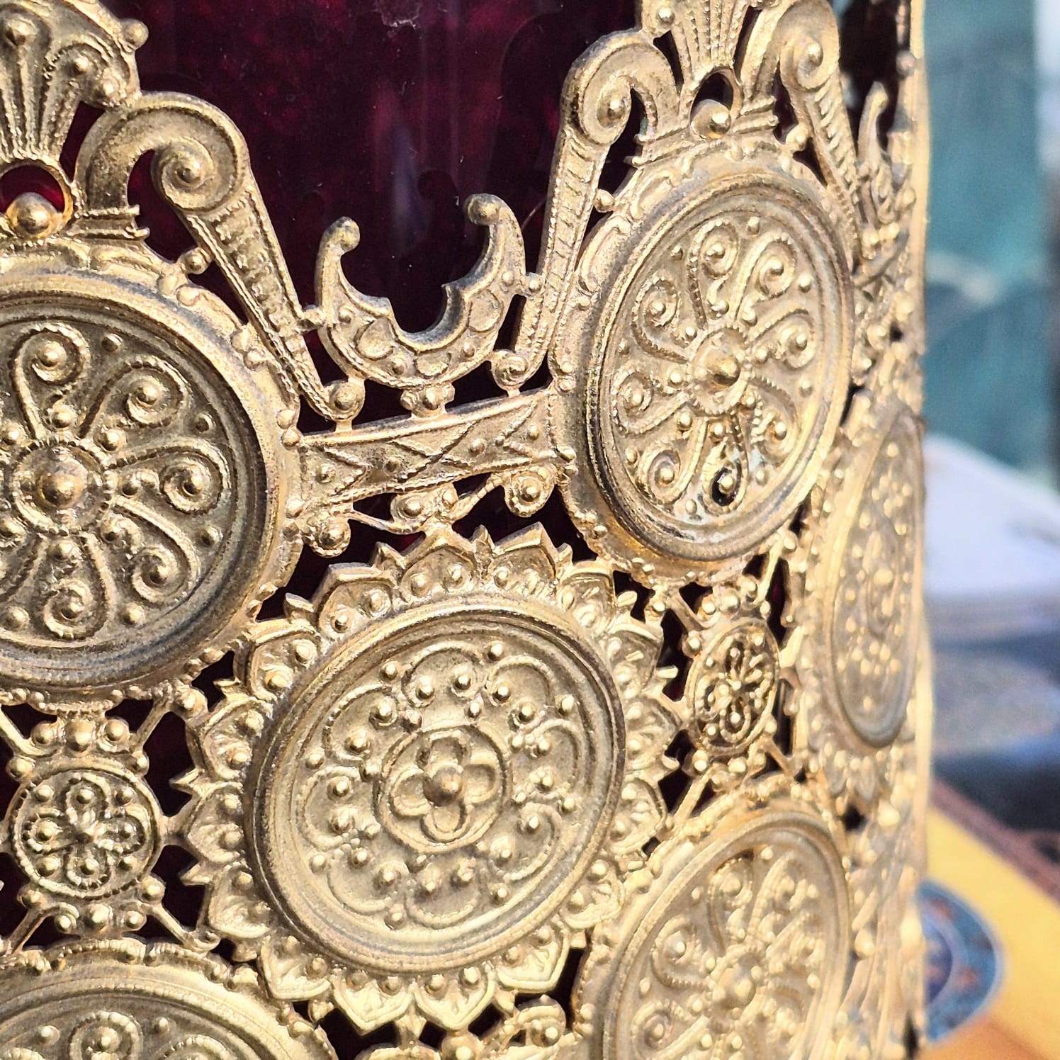  Potiche vintage com parte interna em vidro cranberry e parte externa em metal trabalhado em filigrana e ornamentado com medalhões, como antigas rendas metálicas.