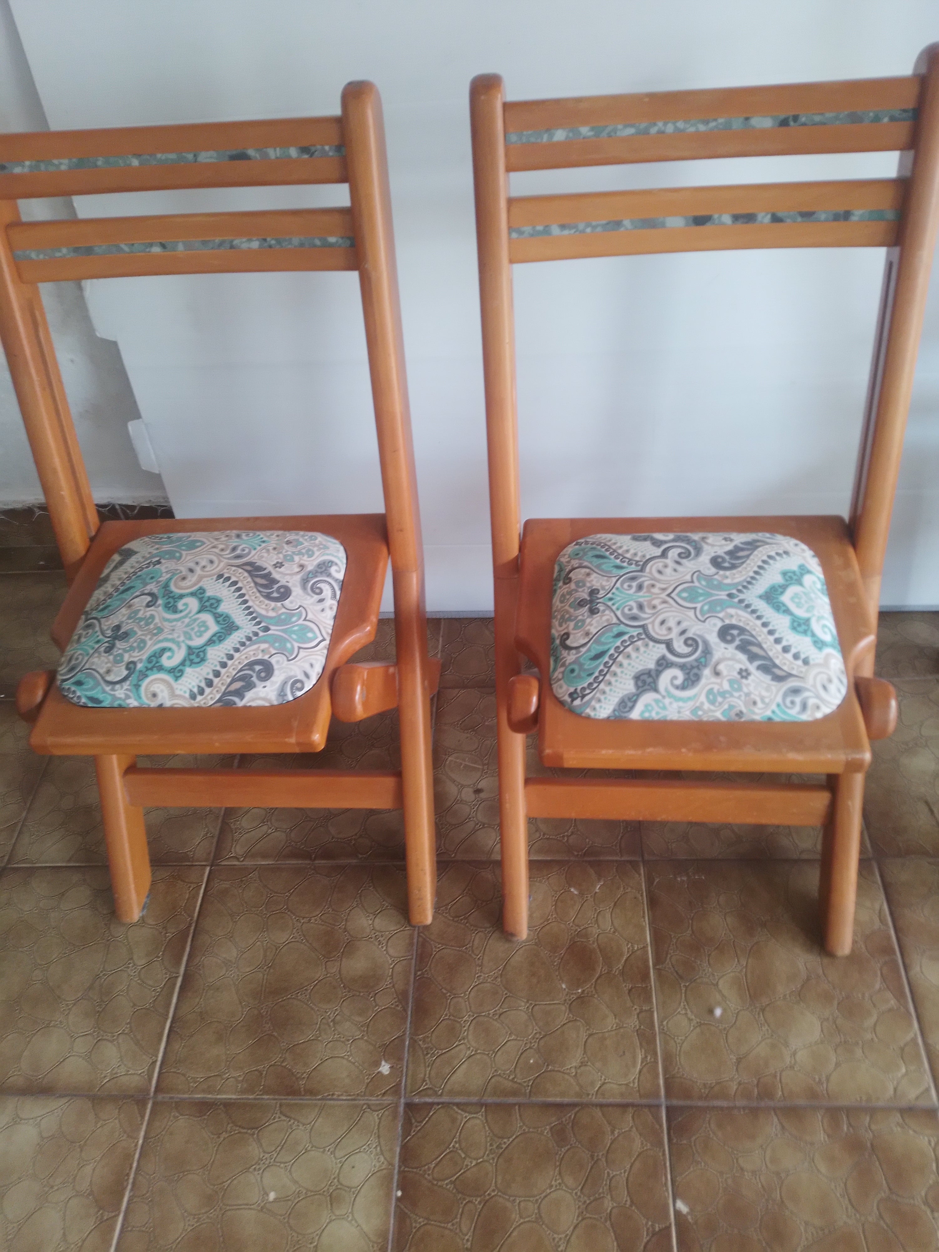 Par de Cadeiras dobráveis vintage reforçada em madeira clara e estofado estampado em azul e cinza