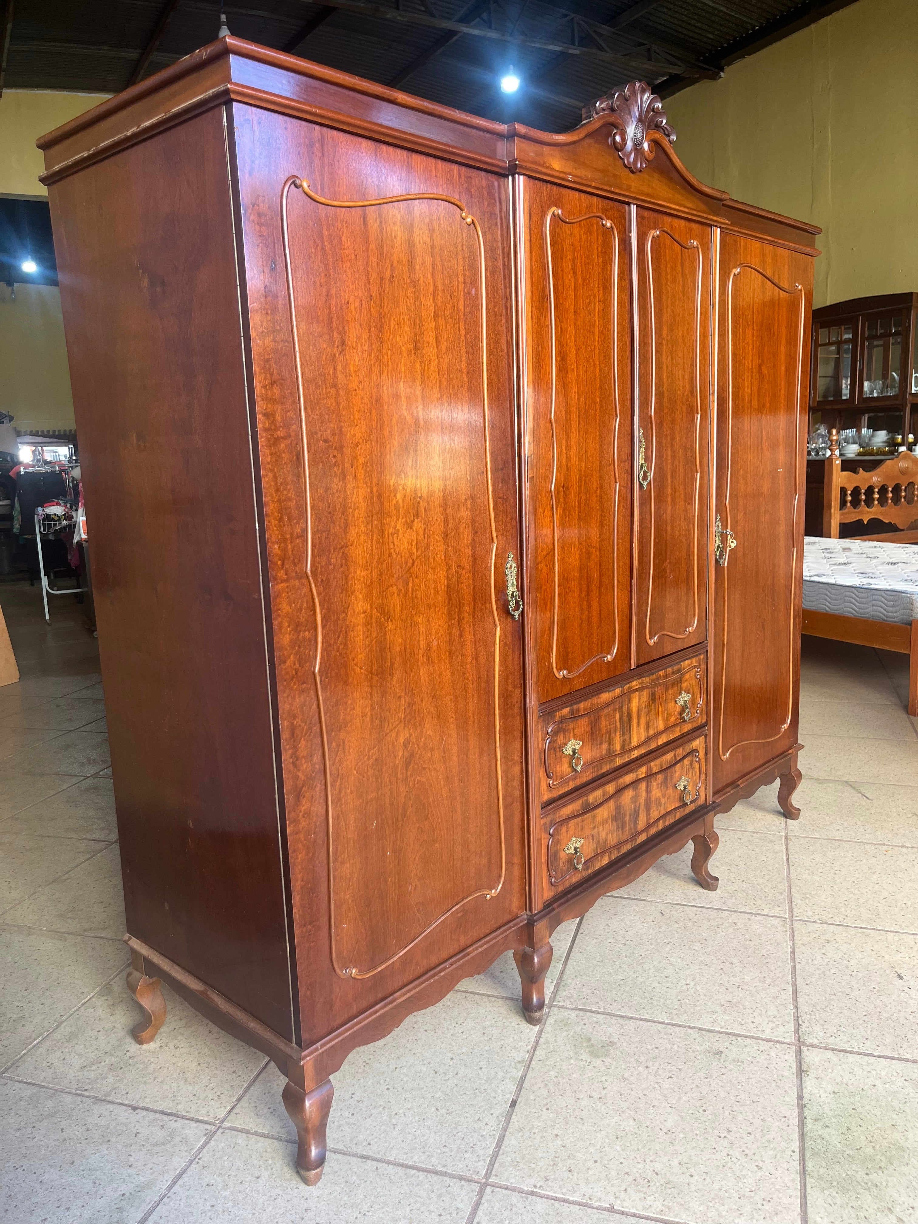 GUARDA ROUPA DE CASAL ANTIGO (temos a cama)