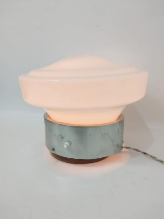 Luminária vintage estilo midcentury com base em metal e cúpula em opalina