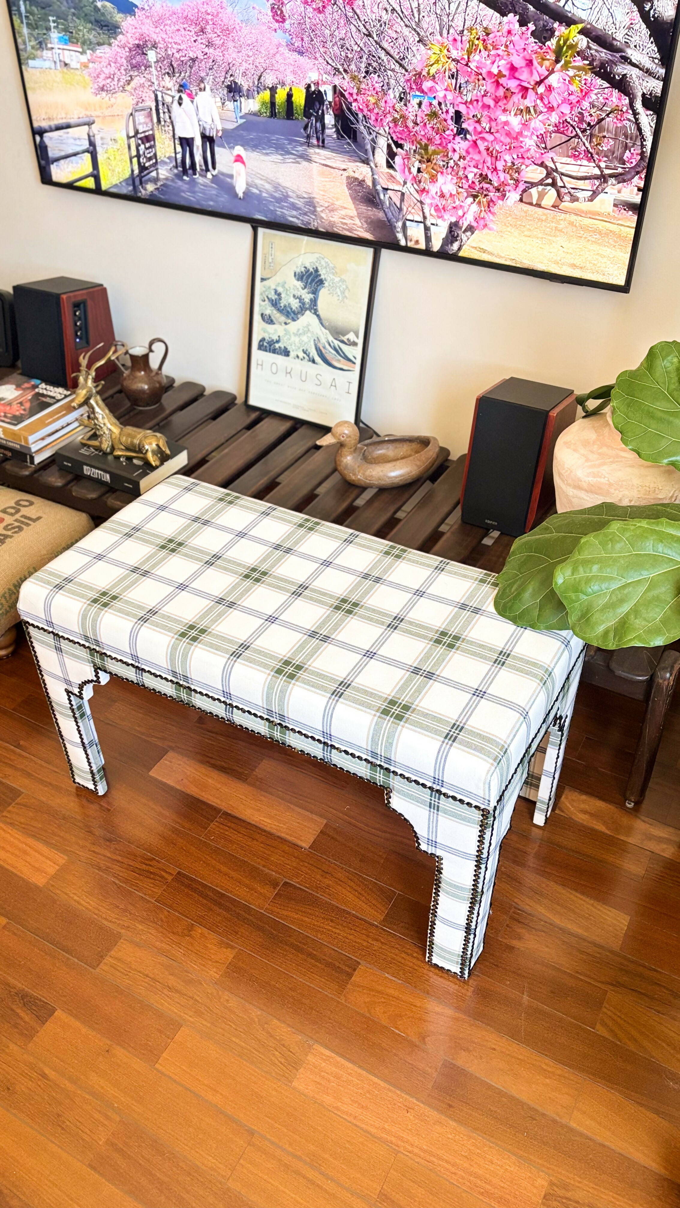 Banco com pés tachados