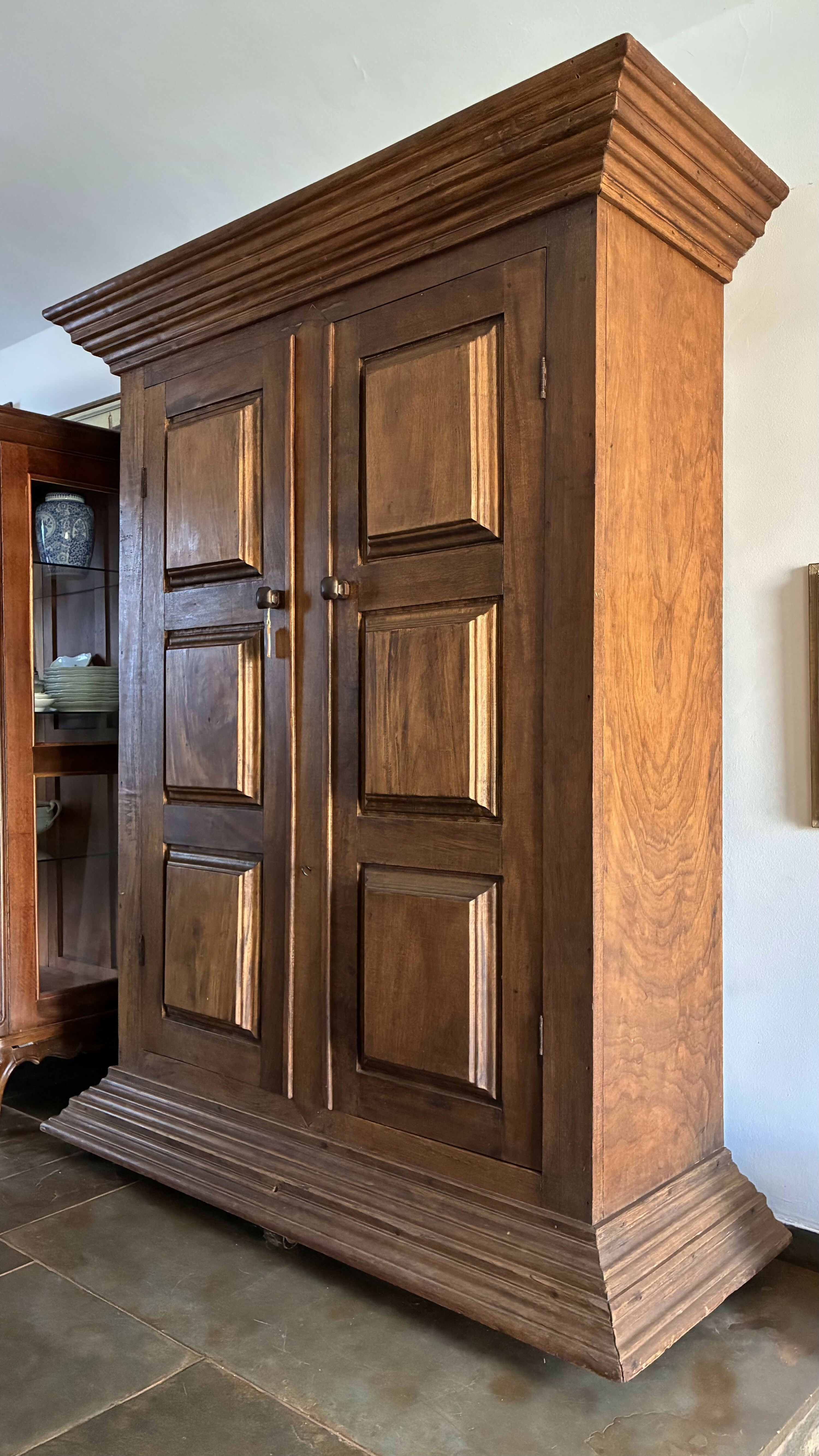 Armário Colonial em Madeira com Rodinhas