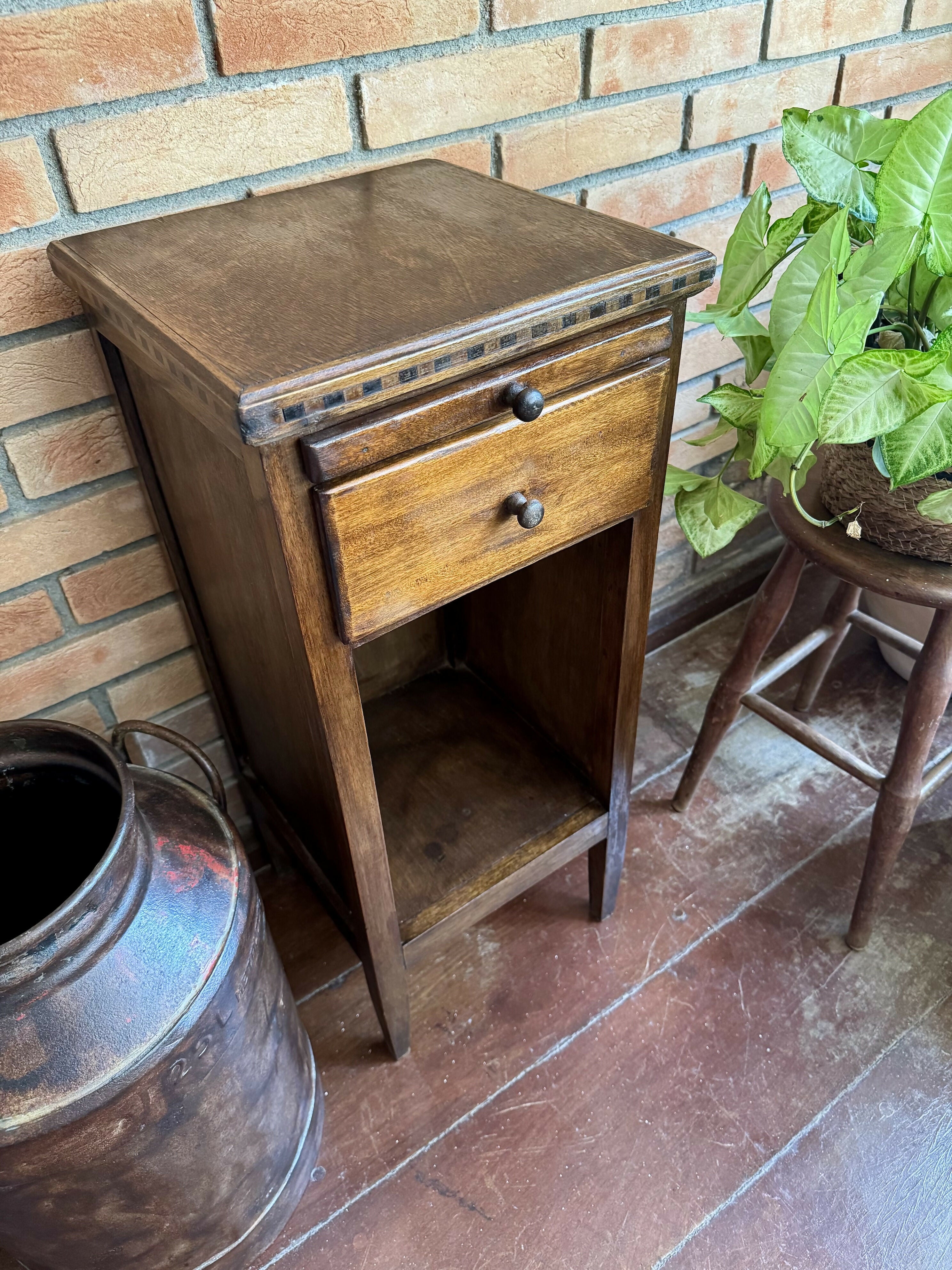 Mesinha de Canto e linda madeira e marchetaria