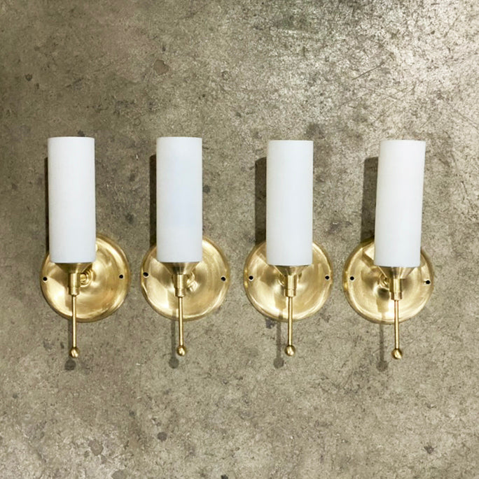 Par de Luminárias arandelas Mid Century em latão e vidro fosco branco 
