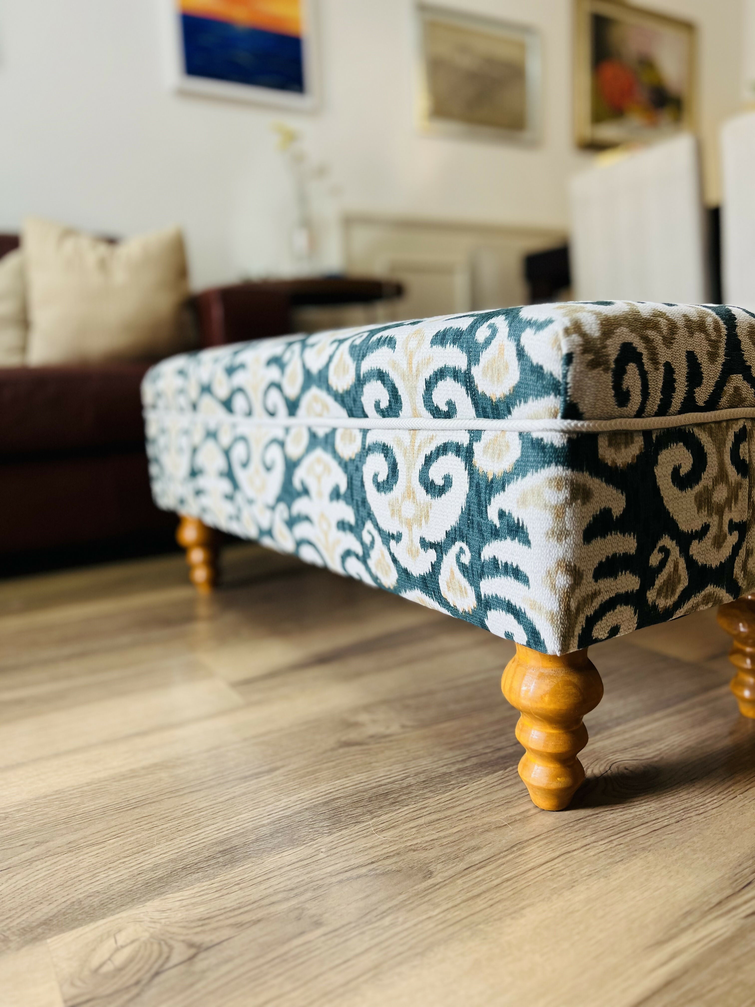 Pufe / banco com pés torneadose e estampa Ikat