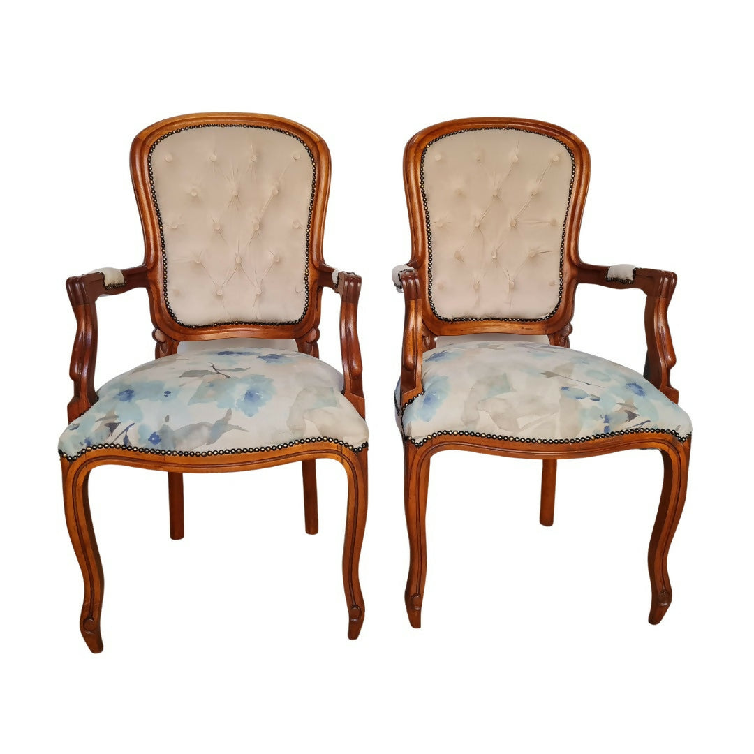 Par de Cadeiras com braço Luiz Felipe com estofado floral branco e azul - restauradas