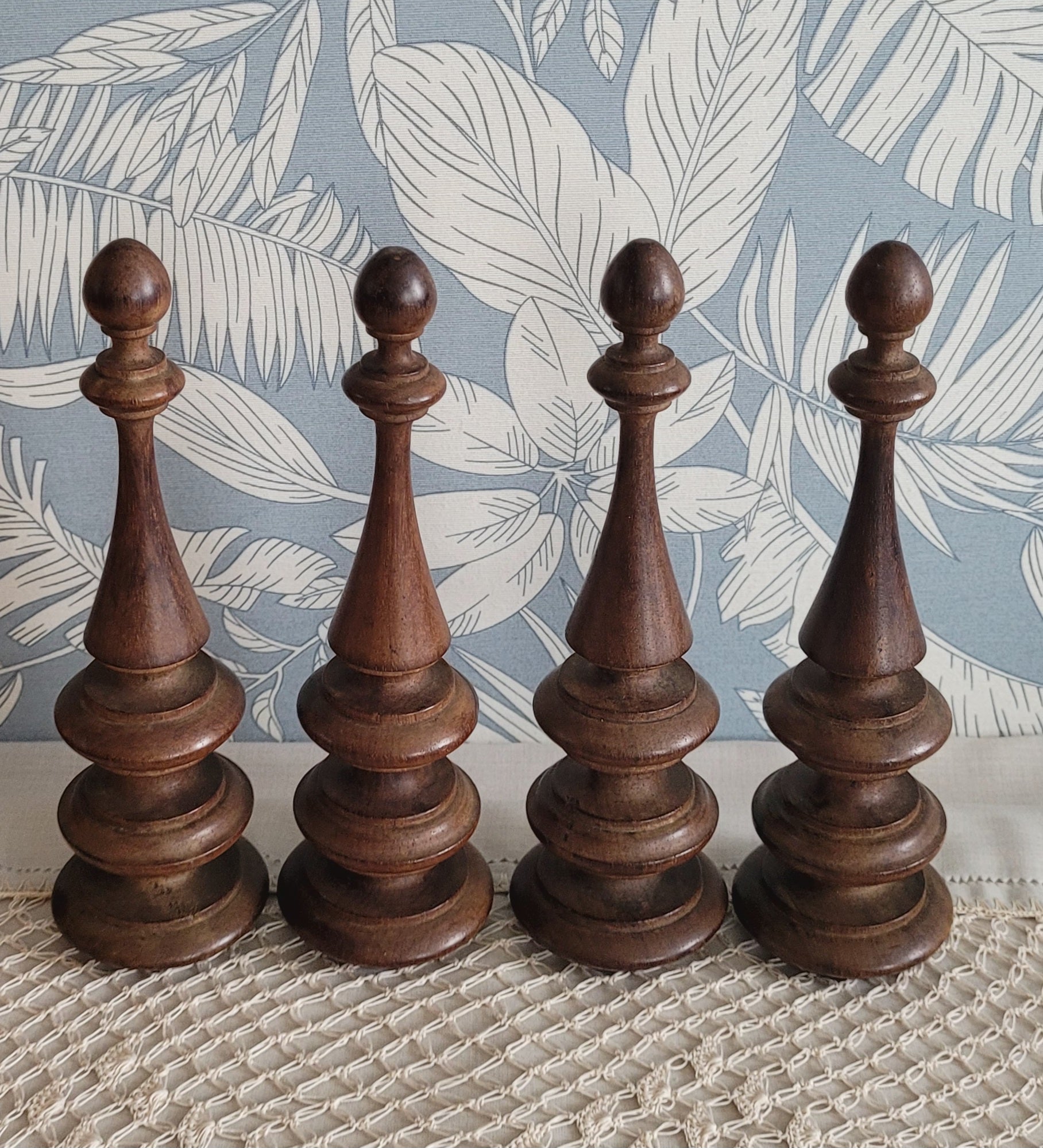 Conjunto Raro de Clássicos Pináculos/Adornos Antigos em Madeira Maciça torneada – 23cm
