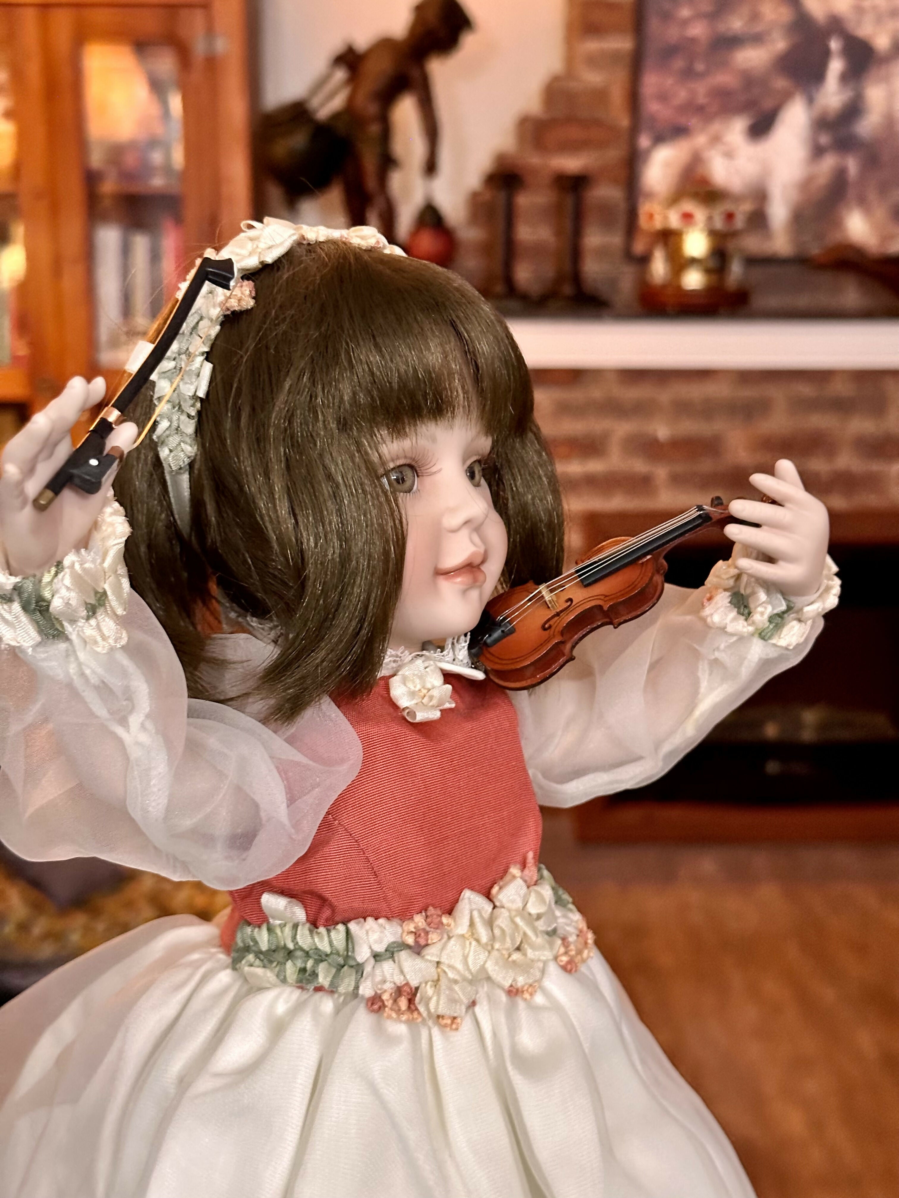 Vintage boneca violinista colecionável e numerada São bonecas exclusiva de influência vitoriana “Little Performers” em 1997 pelas Galerias Ashton-Drake. “Lauren” é feita à mão