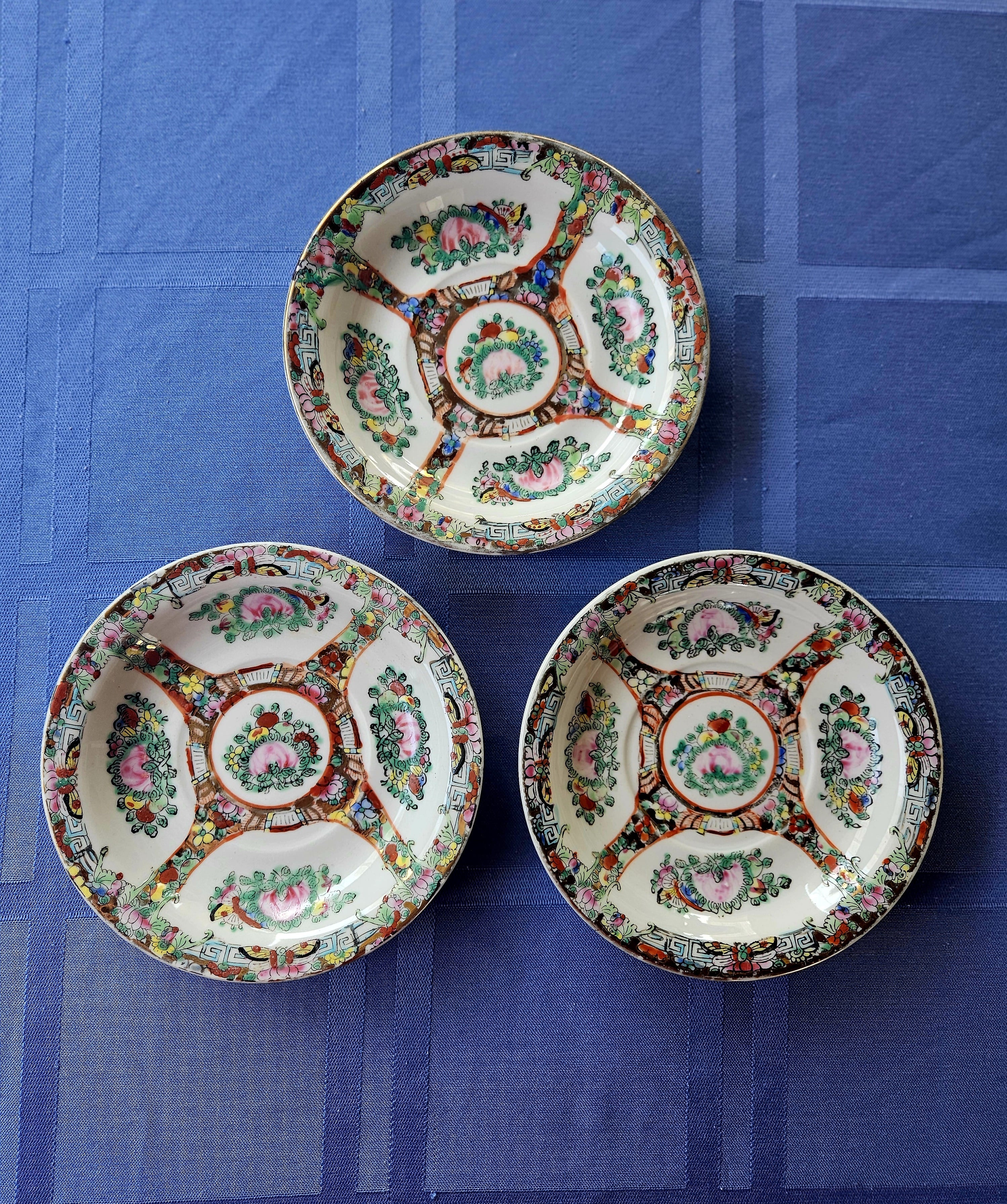 Pratos Decorativos Porcelana Rosa Cantão - Marca Lotus Blooms - lote 3 peças