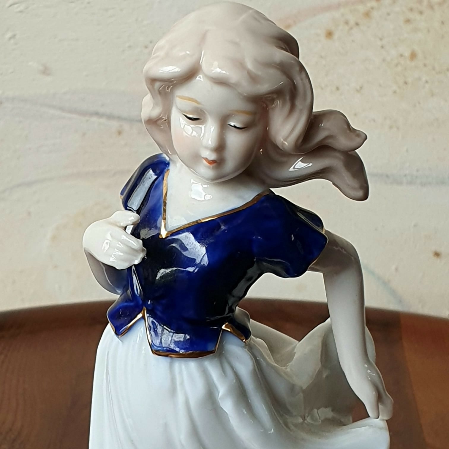 Escultura Menina com o cão em porcelana espanhola Lladró
