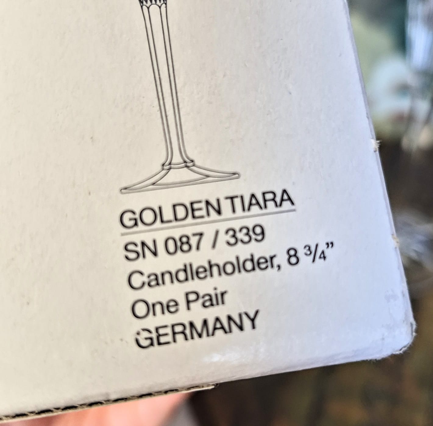 Par de castiçais feitos em cristal de chumbo alemão para Mikasa. Pertencem à renomada e muito elegante coleção "Golden Tiara". Na birda um delicado fio de ouro 24k.
