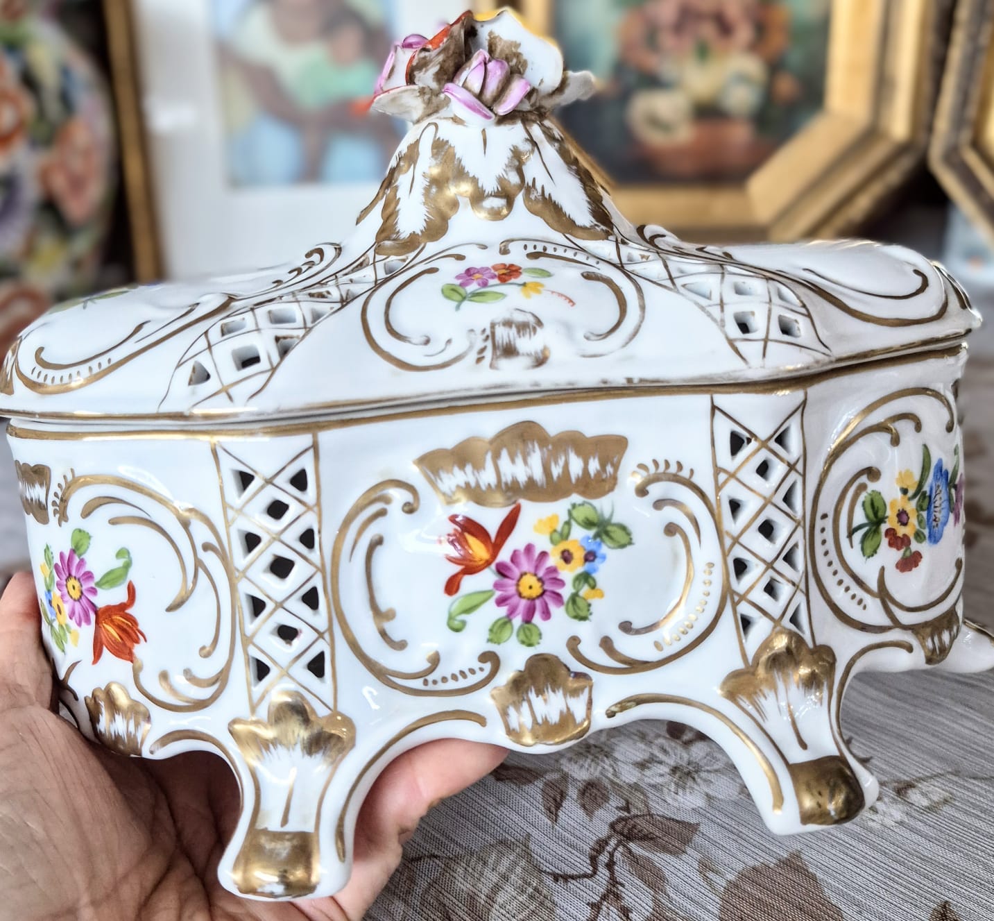  Lindíssima e grande bomboniére em porcelana europeia,  estilo Dresden/Capodimonte.  Em perfeito estado,  mínimo bicado na flor da pega.   Maravilhosa!