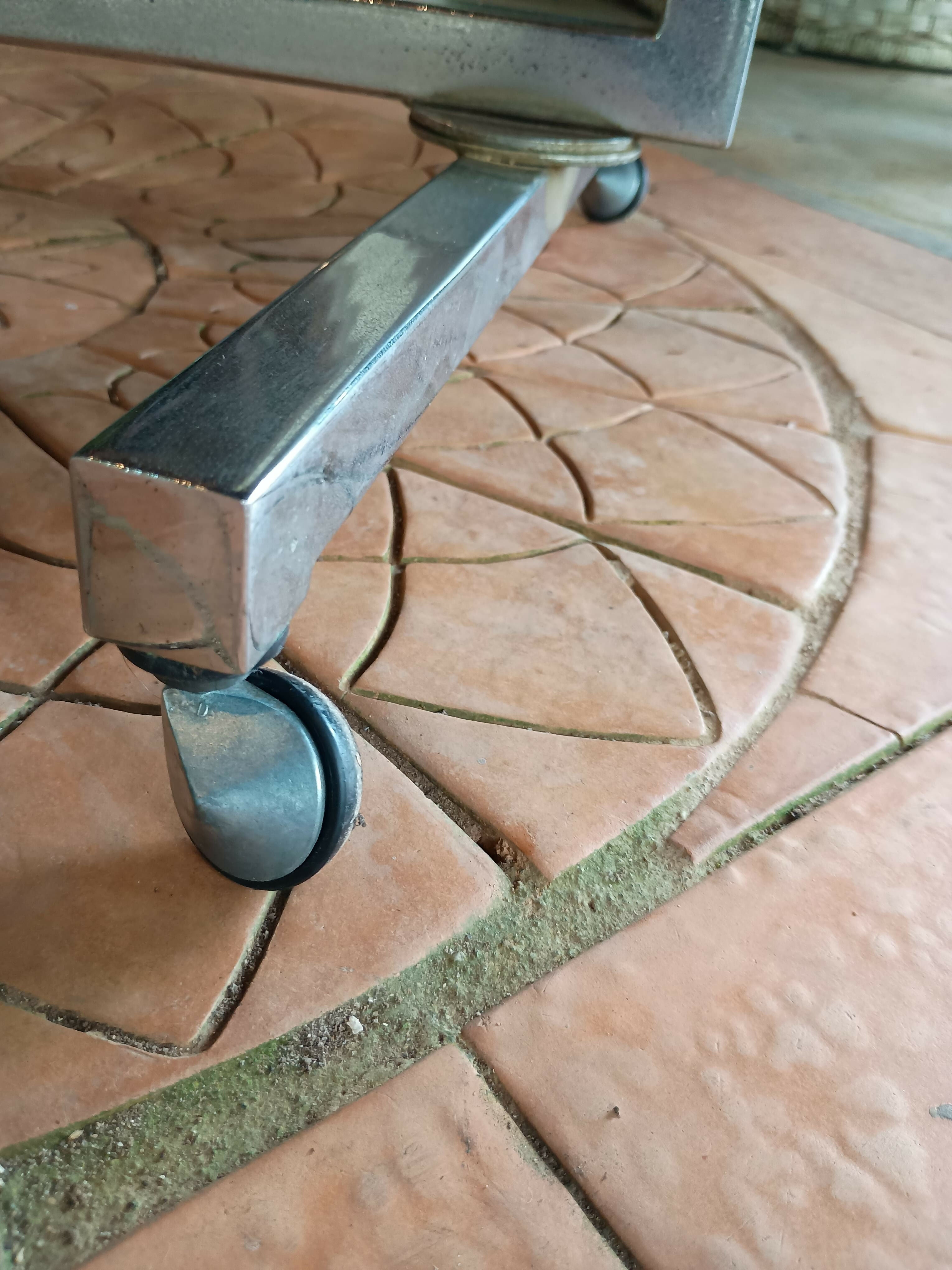 Bar/ mesinha de apoio com jacarandá e rodízios