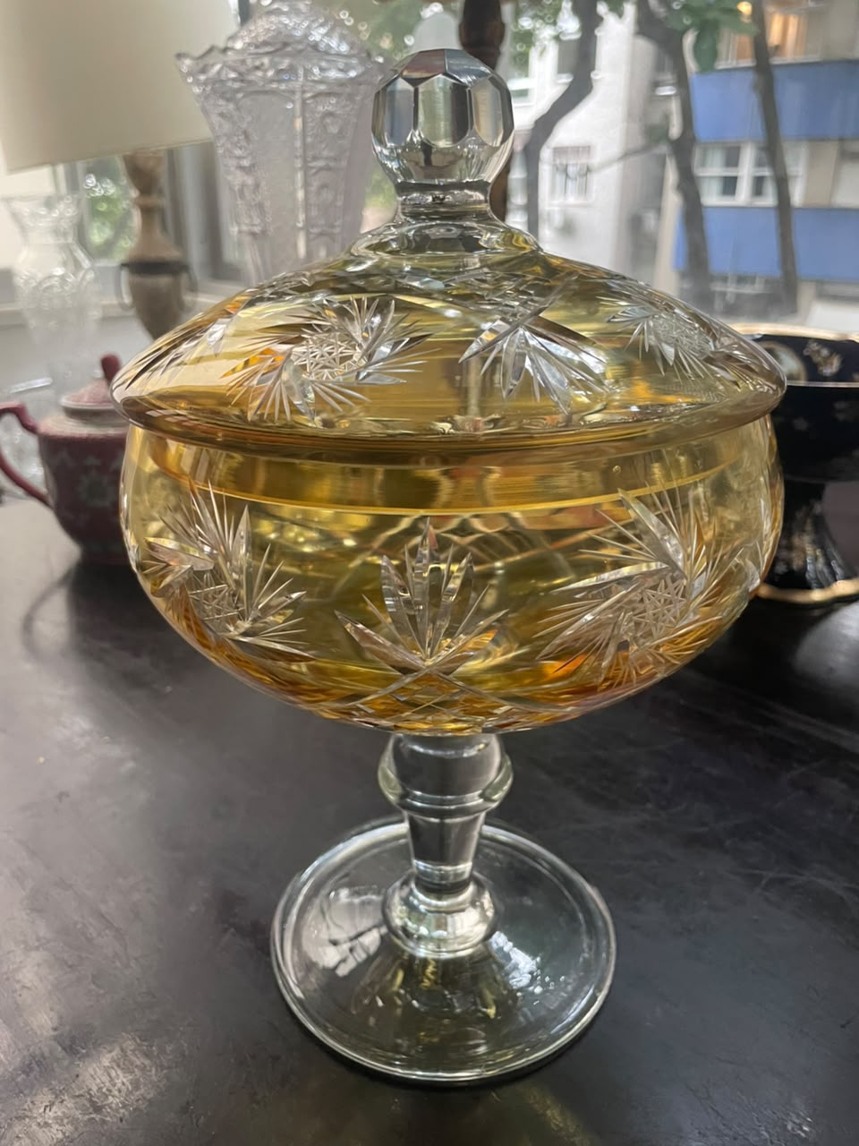 Grande bomboniere em cristal double amarelo lapidado em espiral