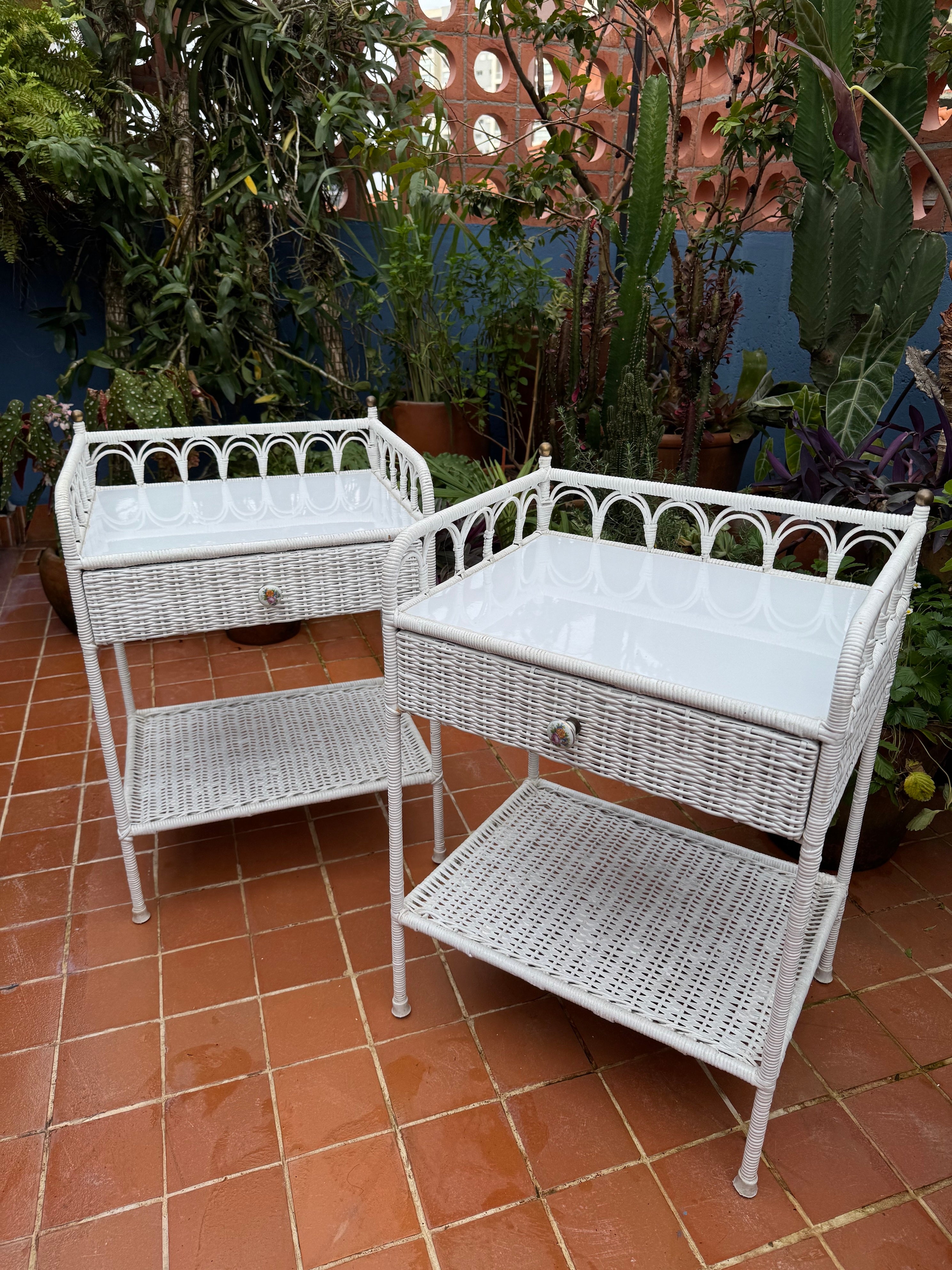 Mesinhas de cabeceira / mesinhas laterais em fibra natural branca 