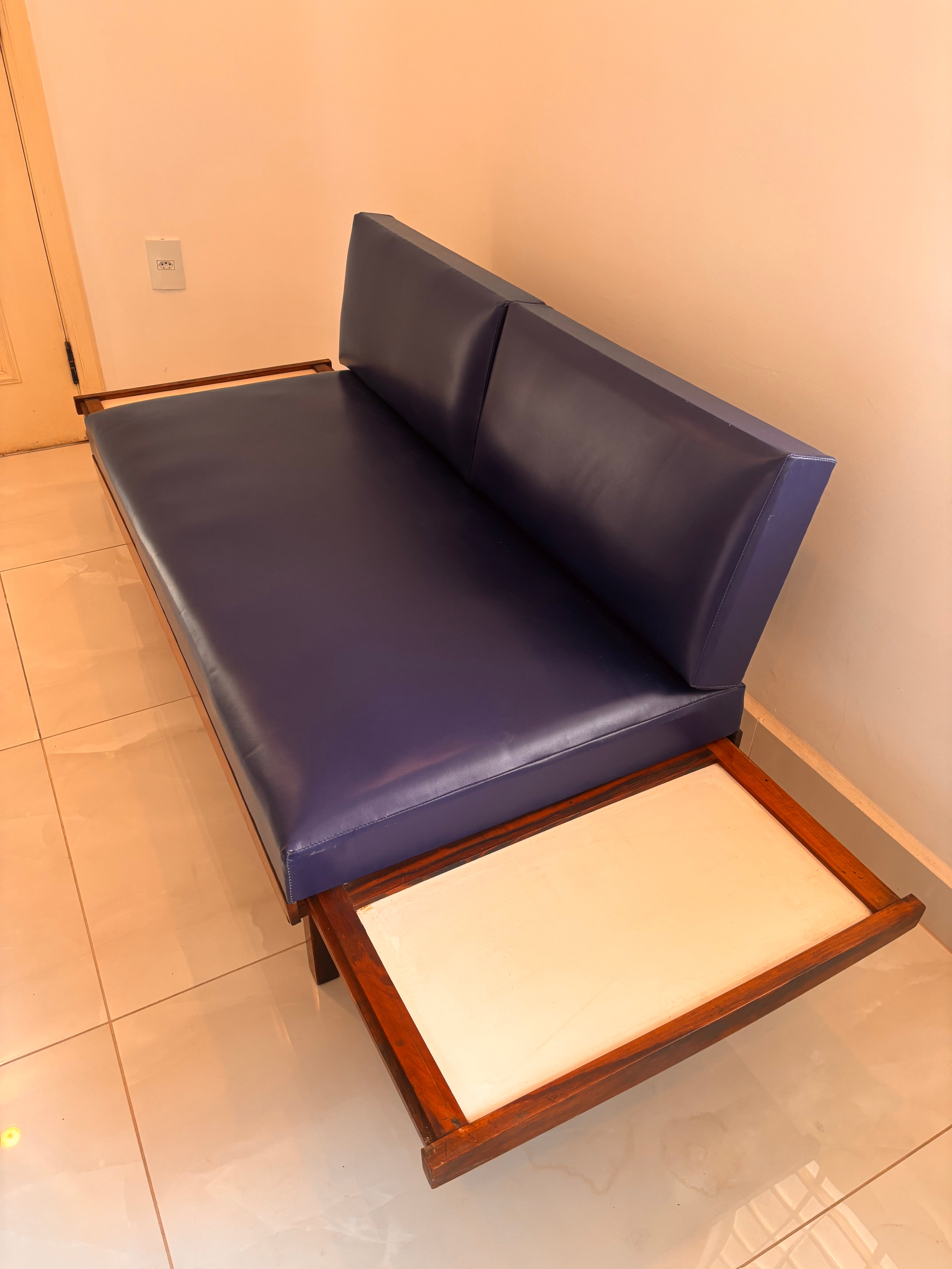  sofá-cama Gelli clássico de dois lugares da Móveis Gelli em courvin azul escuro - 1960