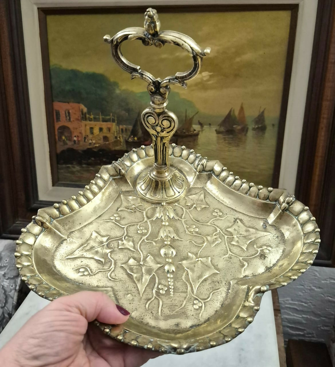 Incrível petisqueira / fruteira em bronze maciço com maravilhoso cinzelamento Art Noveau.