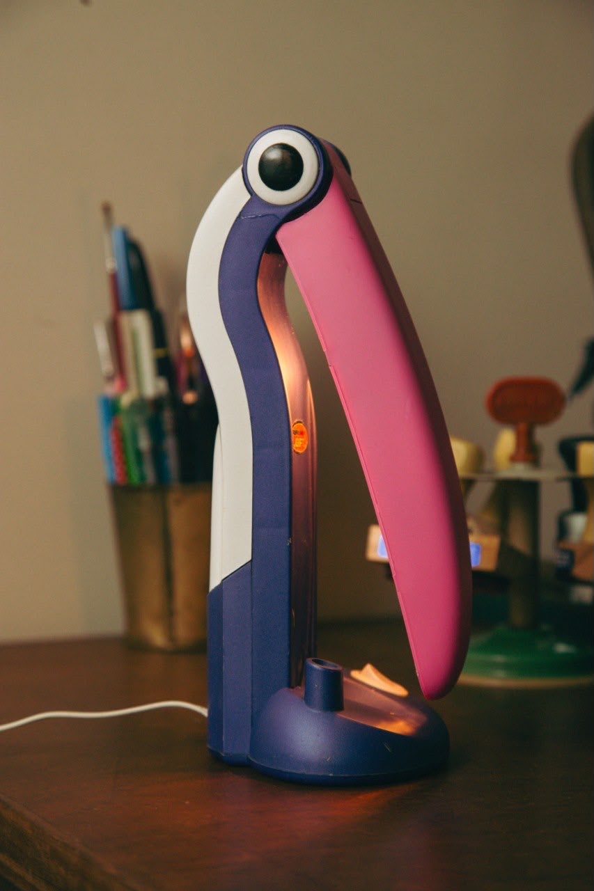 Luminária Tucano com porta lápis (Anos 80/90) – Modelo Especial Roxo e Rosa