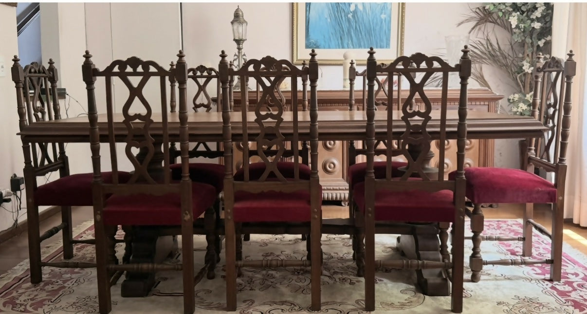 Clássica mesa de jantar com 8 cadeiras