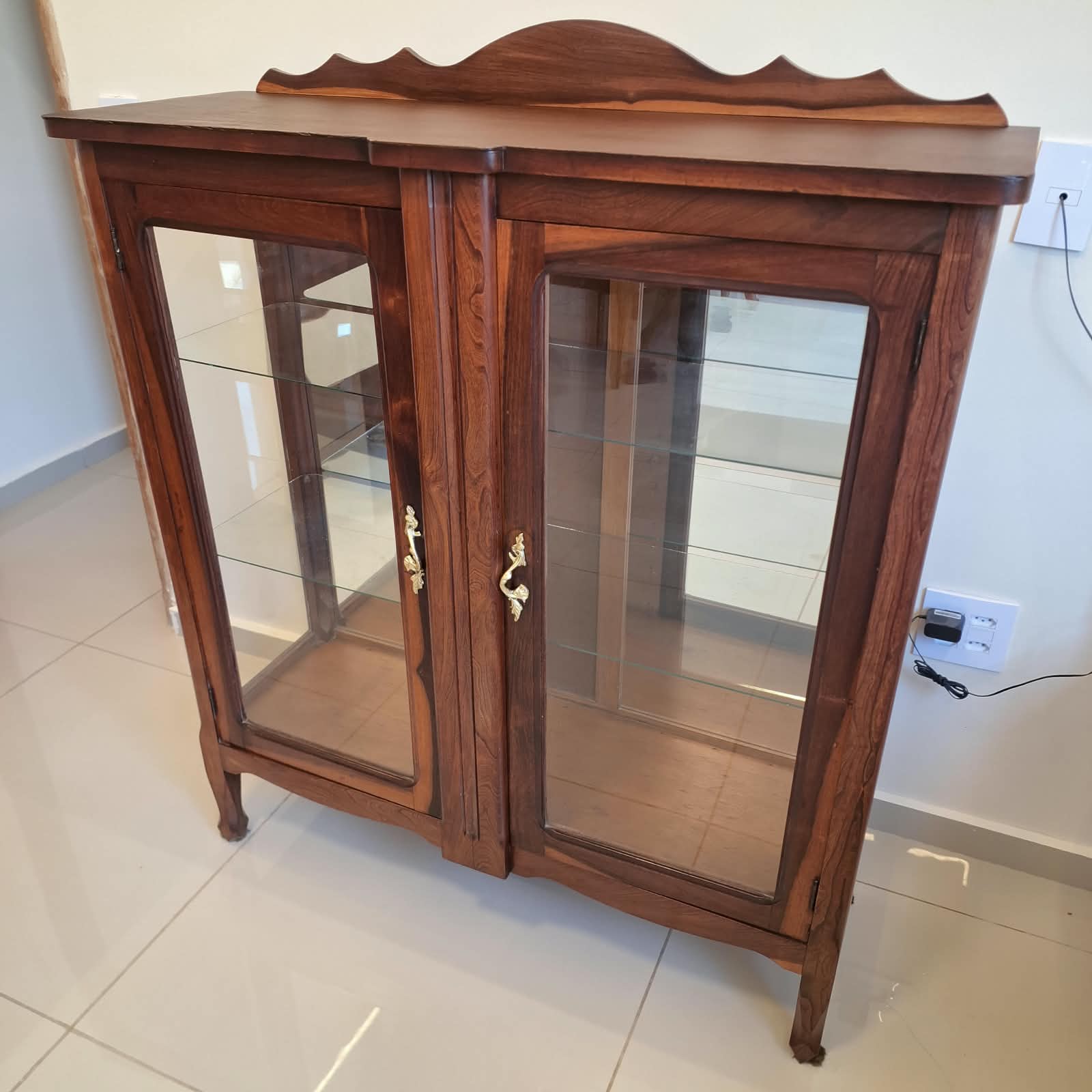 Cristaleira Art Nouveau em Madeira Nobre