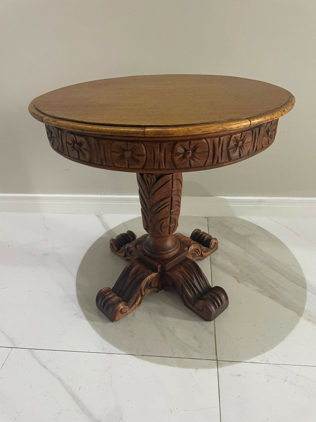 Mesa de Canto Redonda Entalhada