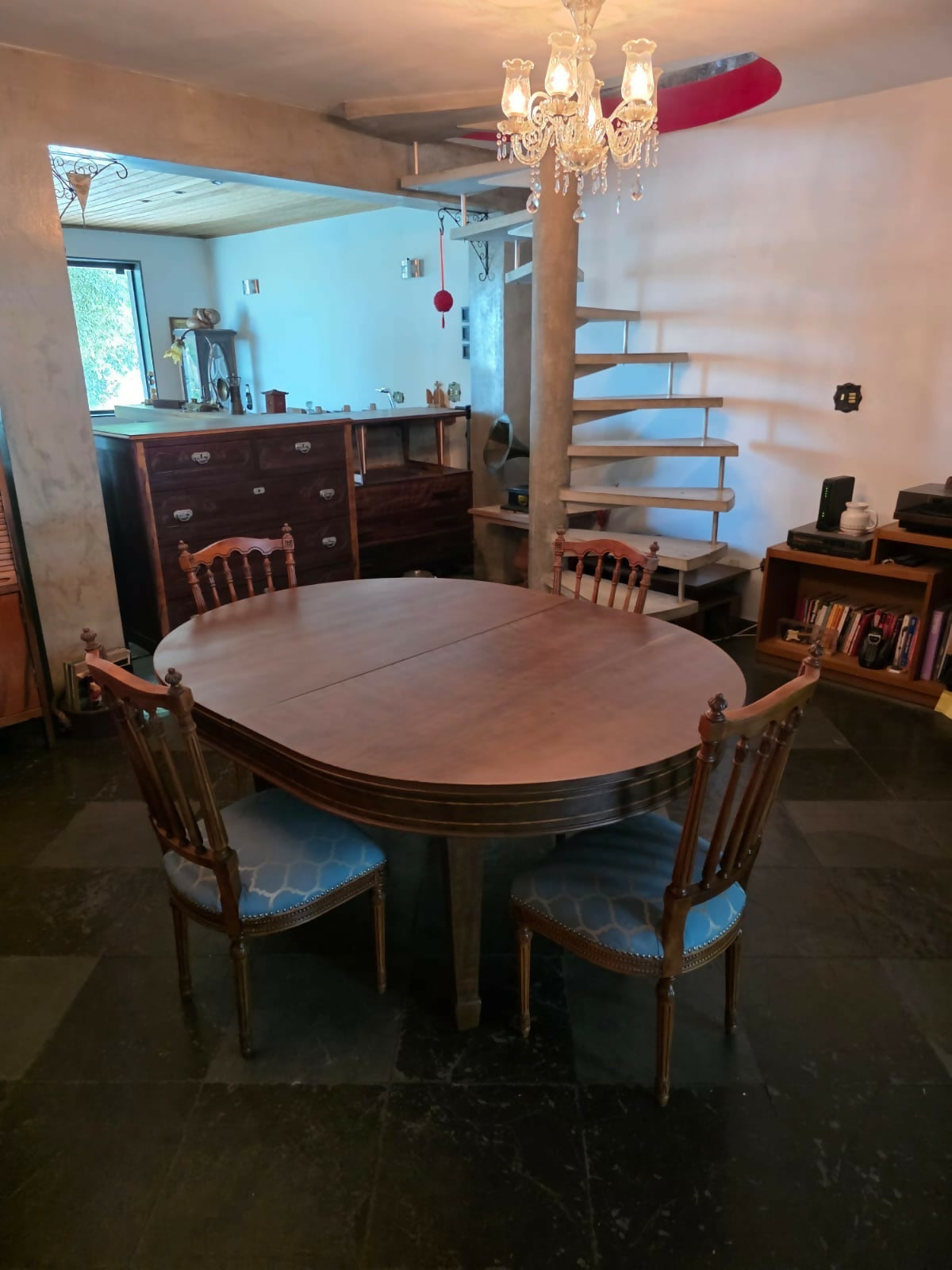 Mesa inglesa, George hepplewhite, com fina marchetaria e madeiras maciças